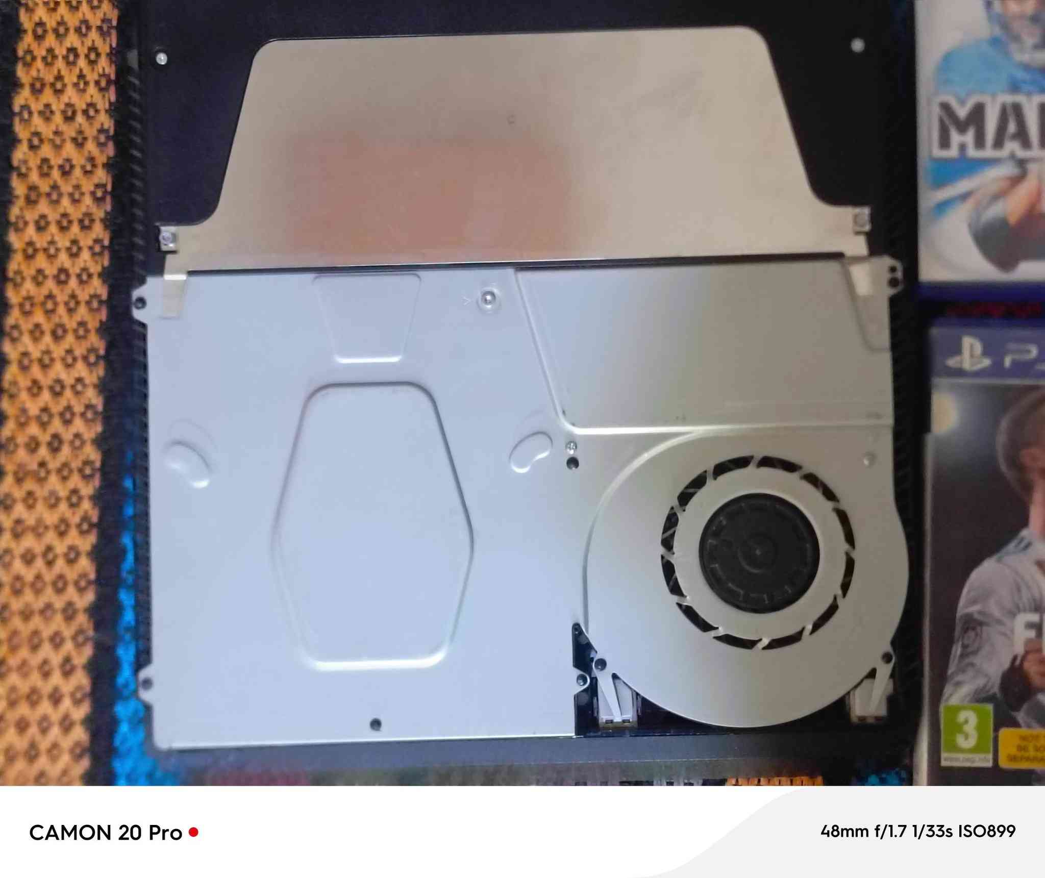 السلام عليكم من رخصه الادمن بلي ستيشن فور اسلم اونلاين لوك ستيكر نضيف جدا 
كامل ملحقاته جوستك واحده فقط مع اقراص نضيفات حلوات نص تيرا مكاني حله السعر 200 بي مجال المراسله على الواتساب رجأأ لاتخابروني بس واتساب ‏‪***********‬‏
