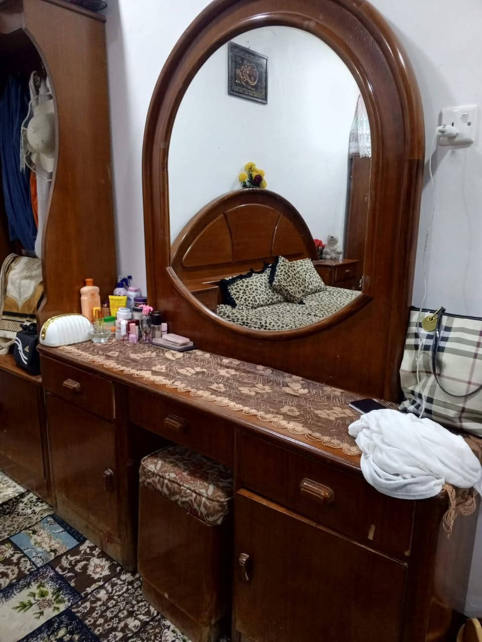السلام عليكم
يوجد غرفه نوم مستعمله خشب صاج ثقيل 

سعرها 350 وبيها مجال شي بسيط 

عنوان موصل يارمجا 
الرقم ***********
