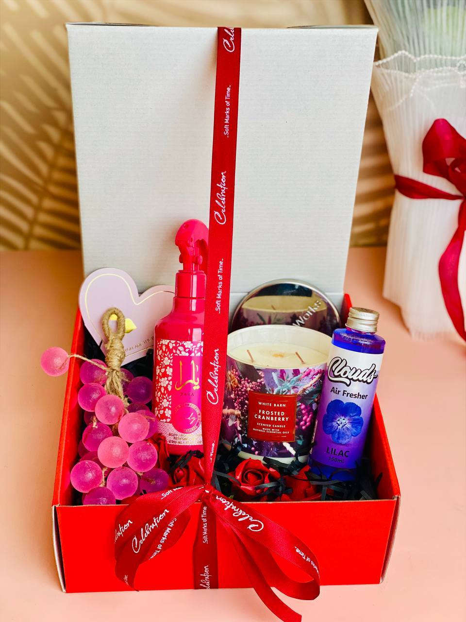 💐🎁 لأن الأم دائماً تحب تهتم بكل تفاصيل بيتها 🎁💐  

تحب الريحة الحلوة بكل زاوية 🌸  
تحب بيتها نظيف ومعطر ومرتب 🏡✨  
وتحب الأشياء اللي تعطي راحة وهدوء لقلبها 🤍🥹  

لذلك جبنالكم بوكس عيد الأم المميز 👑 ويحتوي على:  

🌺 معطر جو يارا – ريحة فخمة تملأ المكان  
🍇 صابون عنقود العنب – نعومة ونظافة برائحة منعشة  
🕯 شمعة معطرة – أجواء هادئة ولمسة دلال  
🌹 معطر الورد – أنوثة وريحة تبقى بكل مكان  

بوكس متكامل يفرح قلبها ويخلي بيتها كله حب 🌷💝  

دللي أمج بهدية تعبر عن امتنانج إلها 💞  
وخلي عيدها مختلف ومميز 🎀


**إذا كنت صاحب هذا الإعلان وتريد حذفه لأي سبب، رجاءا أرسل رسالة إلى الدعم الفني**