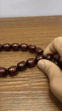 السلام عليكم اخوان سبحة كهرمان قديم انتيك33 حبة وزن 80 غرام قطعة حلوة وقديمة وتخط عل ورق وبسعر مناسب 150 الف قفل والتوصيل علية للاتصال ***********
