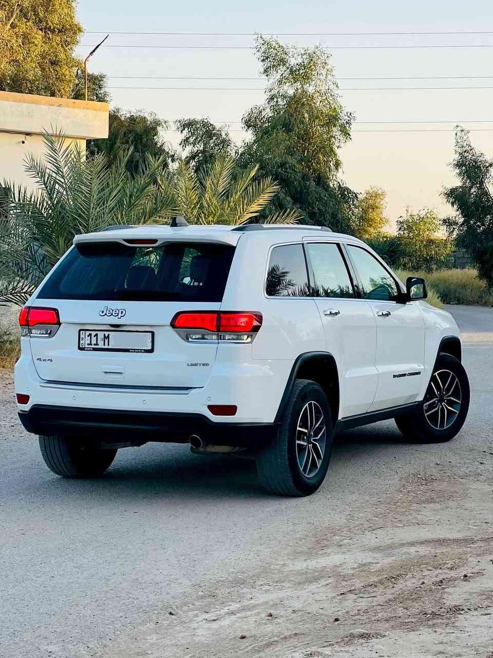 جيب كراند شيروكي ( لمتد ).

المودل:2022 . (وارد امريكي ) .

المحرك : V6.  3.6L .
العداد : 54 ميل وقابل للزيادة

#المواصفات :

* نقطة عمياء .
* دفع رباعي 4x4 . 
*  داخل اسود (المرغوب حاليا)
* مقاعد جلد . 
* رقم بغداد ( مشروع وطني )
* المقاعد الأمامية كهربائية .
* كشن ميموري . 
* صفي المقاعد الأمامية تدفئة . 
* تبريد خلفي 
* رقم بغداد 
* ويل قياس 20 انج .
* مرايا جانبية هيتر . 
* مرايا جانبية خاصية التعتيم 
* مرايا وسط خاصية التعتيم 
* ستيرن هيتر  . 
* فتحة سقف  .
* شاشه كبيرة 8.4 انج .
* نظام خاص للطرق الوعرة . 
* تشغيل عن بعد .
* صندوق كهربائي .
*  حساسات خلفية .
* كاميرا خلفية .
* مودات قيادة .
*نظام رياضي ( Sport )
*نظام اقتصادي ( Economic ) 
* نظام توقف ذاتي خلفي . 
* مرايا جانبية قابلة للطي . 
* بلوتوث وباقي جميع المنافذ . 
* مثبت سرعة . 
* نظام اوتو بارك 
* نظام تشغيل واطفاء اوتماتيكي للمحرك للتوفير من صرف الوقود . ( Auto Start System ) .
* تخم تاير جديد 
سيارة كلش نظيفة

السياره صبغ ربع من البنيد و4 اصابع تقريبا راس جامرلغ 

ضرر  خفيف كما مرفق في الصورة 
السيارة مكفولة من التبديل قطعها كلة بلادي 
السعر خاص للبيع او مراوس حسب القناعه  واتساب***********
العنوان ديالى  📍
