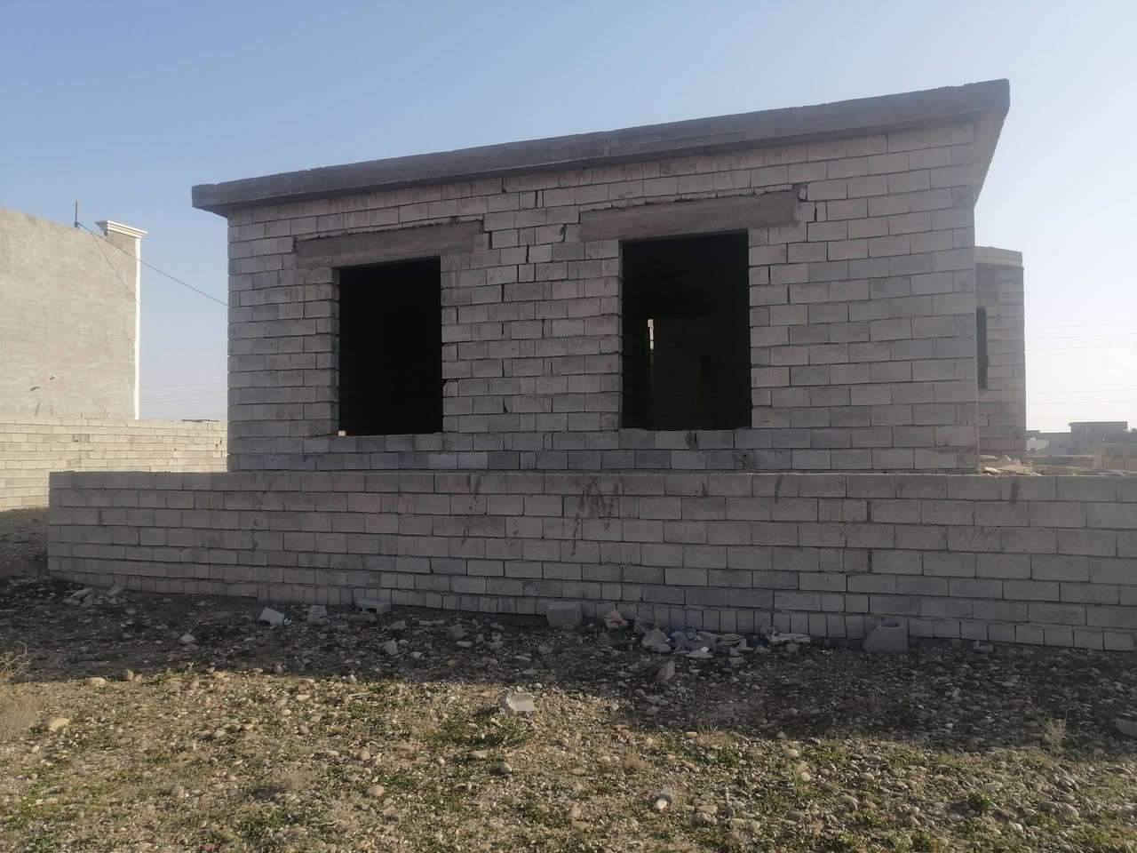 السلام عليكم ورحمة الله وبركاته للبيع هيكل حديث خريطه فول ما شاء الله تبارك الرحمن تصميم مهندس مساحة قطعه ٣٠٠ متر بناء ١٨٠ متر يتكون من ٢ غرف نوم مطبخ وهول وربعه وصحيات تصميم حلو حيل بيع مستعجل حيل المكان العلم روتانا الساس صب تسليح السعر ٢٢ مليون بي مجال للاستفسار على الرقم وحياكم الله ***********
