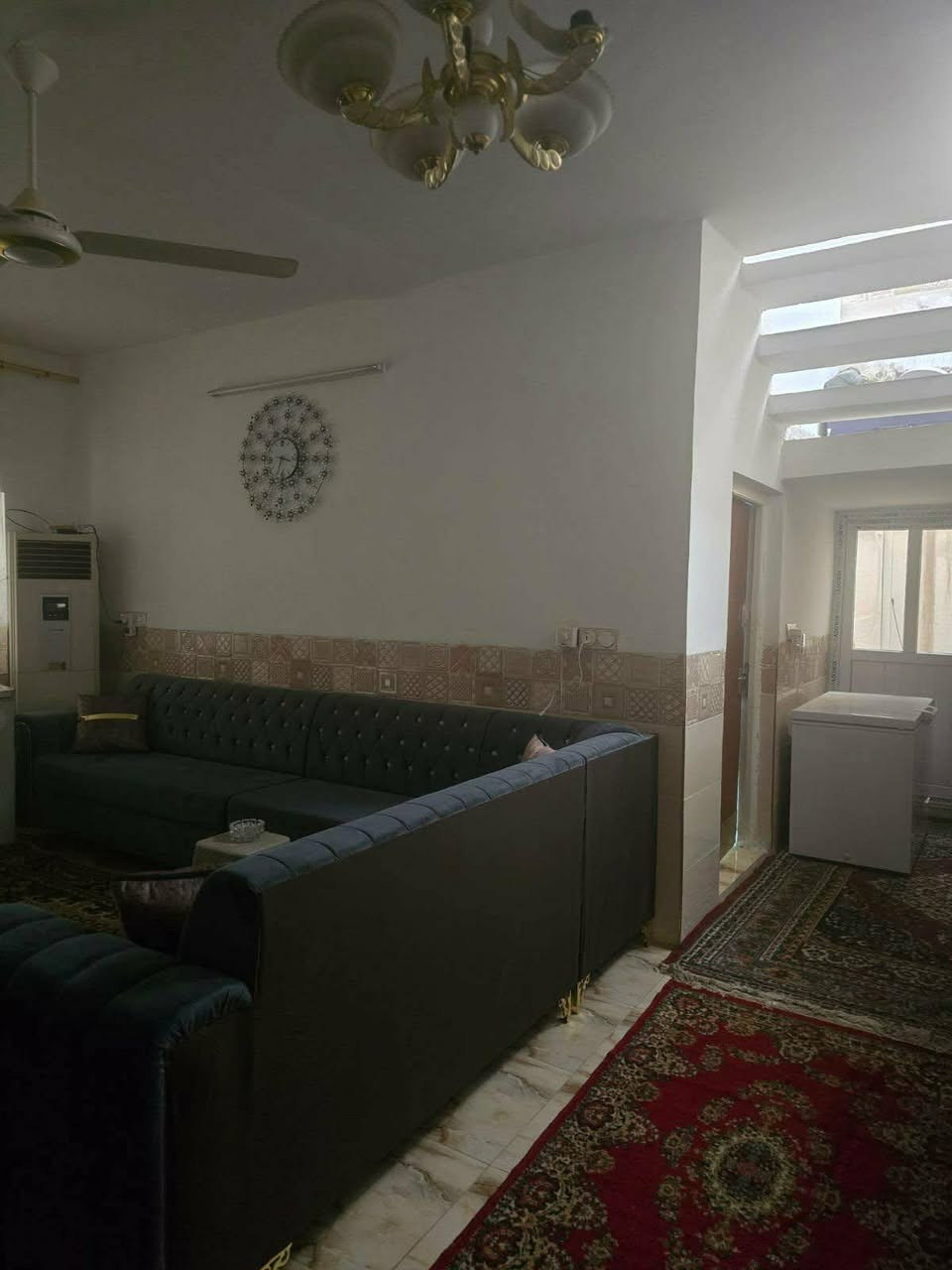 دار ٢٥٠ م طابو صرف بطريق بغداد قرب الجبهة التركمانية نظيف ومعمر طابق ونص ثلاث غرف نوم واستقبال وهول ومطبخ كلة سيراميك مع الحمامات غربي وشرقي وكراج  للسيارة مع حديقة بسعر ٢٧٥ مليون***********
