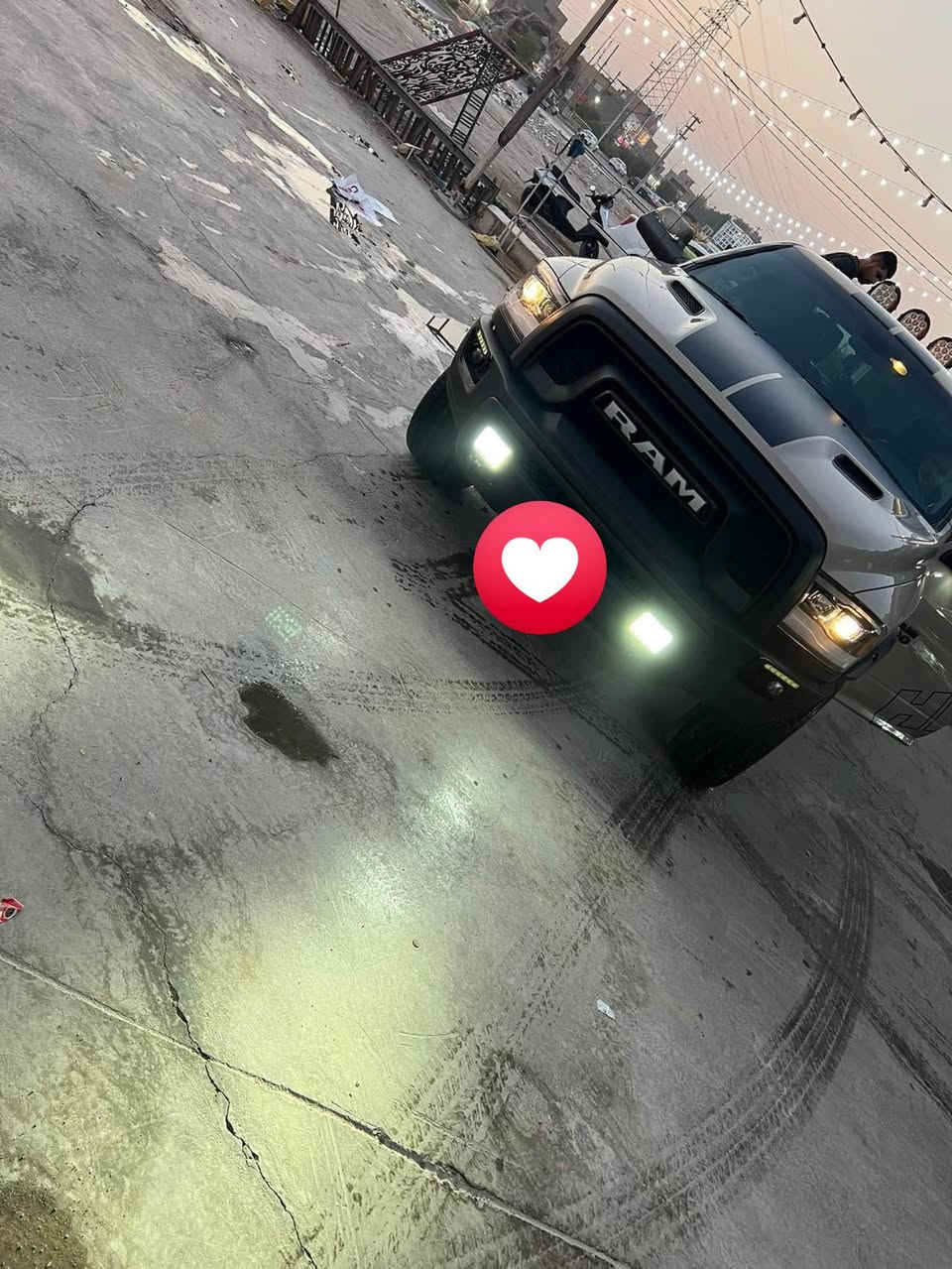 شباب السلام عليكم 
رام وورلوك موديل 2019 
محدث ريبل 
مرفعة 3 انج 
رقم بغداد الجديد الانكليزي 
ماشيه 140 الف كم 
لونها البلادي هذا الوحيدة بالعراق 
حادثها مرفق بالصور 
السياره صارلها 4 سنوات عندي محرك وكير يخبلن خير من الله 
محرك هيمي 5700 
باب قصير 
شاشه كبيرة 
دشبول حديث 
تخم تاير وويل جبلي شديته جديد 
بيها شويه نواقص 
مثل تك دبل امامي 
وكمبريسر التبريد بي ضعف 
يعني اليشتري يبدل كمبريسر 
السعر قفل 19000$ 
للاستفسار ***********
مكان السياره الغزاليه
