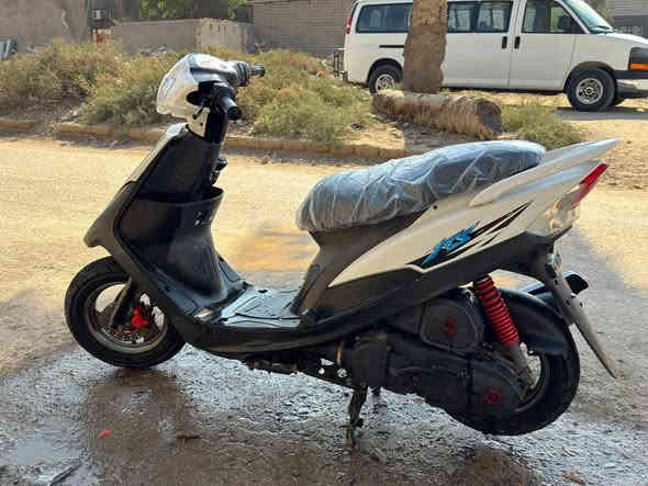 السلام عليكم  عندي دراجه للبيع الشراي يجي واتساب     772 621 5280 الدراجه نضيفه توه طالعه من الحاويه صارلها 11 يوم  الدراجه (ما مفتوحه ) نضيفه كلش 
 كلشي شغال  مابيها نقص 
 شلعتها خير من الله  
 سعر 1050بيها مجال ...
  والله دراجه نضيفه حاويه توه طالعه ..
