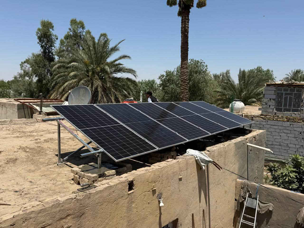️ إنجاز جديد يُضاف إلى سجل مشاريعنا الناجحة في مجال الطاقة الشمسية

تم بعون الله تجهيز وتنصيب منظومة طاقة شمسية بقدرة 12 أمبير ليلي نهاري في الدغارة - قرية البوخزعل للأخ العزيز هشام عدنان عبيد.

✅ مكونات المنظومة:

🔹 Deye Hybrid Inverter 12kW
ضمان رسمي لمدة 5 سنوات

🔹 Deye Lithium Battery 12kWh
ضمان رسمي لمدة 5 سنوات

🔹 LONGi Solar Panels
بكفاءة عالية وضمان يصل إلى 15 سنة

هذه المنظومة صُممت لتوفر تشغيلًا مستقرًا على مدار 24 ساعة مع أعلى درجات الاعتمادية والكفاءة، بالاعتماد على معدات عالمية من شركة Deye الرائدة وتقنيات ألواح LONGi المعروفة بأدائها المتميز حتى في درجات الحرارة المرتفعة.

🌞 استثمار ذكي يقلل فاتورة الكهرباء ويمنحك استقلالية تامة عن انقطاعات الشبكة، مع أداء قوي وعمر تشغيلي طويل.

📞 للحجز والاستفسار عن المنظومات المنزلية والتجارية بمختلف الأحجام، راسلنا لمعرفة أفضل الحلول المناسبة لاستهلاكك.
طاقة نظيفة… توفير دائم… وضمان حقيقي. ⚡

للتواصل 
مهندس حمزة:***********
مهندس عباس:***********
