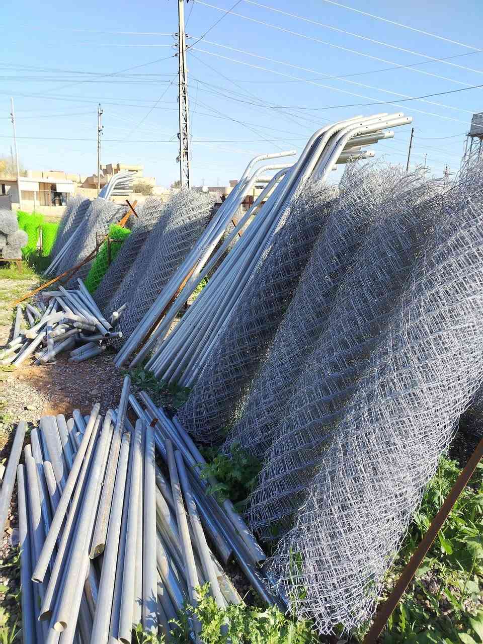 السلام عليكم ورحمة الله وبركاتة ٠ساحة ومحلات المتوكل ٠توفرت لدينا اسيجة سلكية بي ار سي مختلف الانواع والاحجام مع كافة الملحقات بواري تيل شد طبقات هسكو وكل ملحقات الاسيجة ونعتذر عن كتابة السعر لان البيع نقدا يختلف عن التقسيط العنوان الحود الشارع العام قرب الجسر المعلق للاستفسار موبايل ***********
