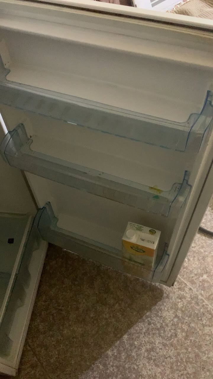 ثلاجه نظيفه جدا برودتها كلش ممتازه الله شاهد لا عطل ولا تصليح بيها  حجم. 12.   السعر.  110 مكان اعظميه


**إذا كنت صاحب هذا الإعلان وتريد حذفه لأي سبب، رجاءا أرسل رسالة إلى الدعم الفني**