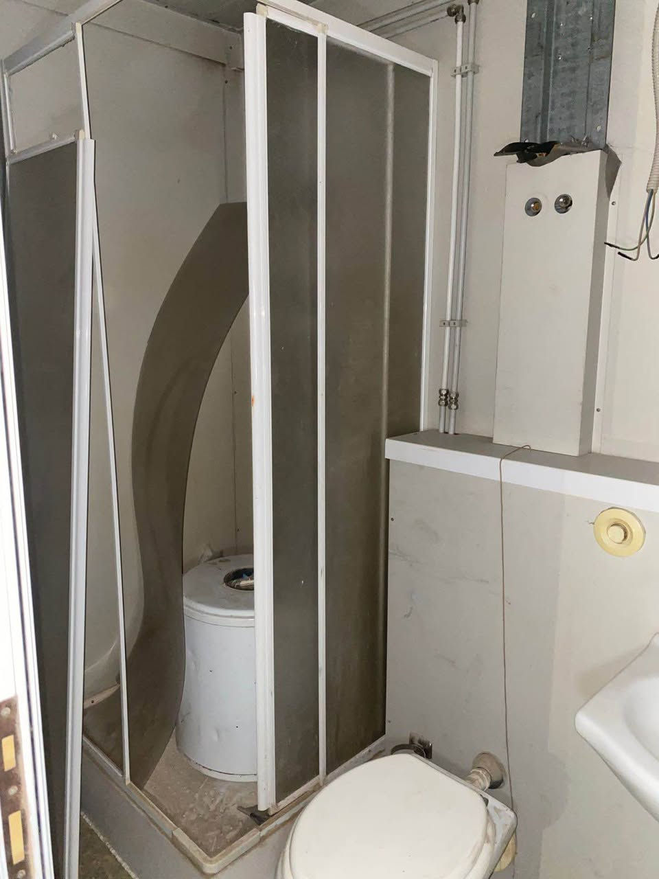 كرفان صنع إيطالي ضد الحرق والماء كامل تاسيسات الماء والكهرباء الطول ٦متر الاتصال با الرقم
*********** الرمادي, الأنبار
