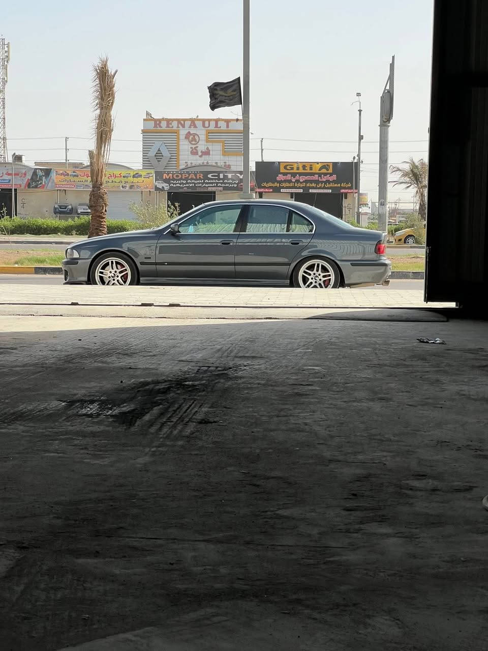 بيع او مراوس حسب القناعة

BMW E39 544i v8 موديل 2000
السيارة رقم بغداد وباسمي 
🔹 المحرك:
V8 سعة 4.4 لتر 
🔹 الهيكل :
 • السيارة مصبوغة صبغ عام للجمالية فقط(صورها قبل الصبغ موجودة)

🔹 المواصفات الأصلية (بلادي):
 • بردات يدوية بالأبواب الخلفية
 • بردة جامة خلفية كهربائية
 • شاشة بلادي   
•  GPS بلادي
 • نظام صوت بلادي (4 سماعات + تويترات +سبووفر نوكيا)  
 • كشنات كهرباء مع ذاكرة حفظ 3 وضعيات لكرسي السائق
 • حساسـات خلفية
 • صندوك بصمة
 • مرايا جانبية شفط
 • تبريد بتحكم منفصل يمين ويسار
 • دبل جام (نادر بهالموديل)
 • مراية وسطية ضد التوهج
 • Airbag

🔹 الإضافات :
 • منظومة LED:
ناصي لد أبيض + ليزر أبيض / عالي لد أصفر
💰 كلفت 400$
 • سوارات LED لون أحمر بقدرة 45 واط حقيقي
 • فان كهربائي (تنسى موضوع الحماوة)
 • سبايدر خلفي سلّم
 • منفذين كزوز (واحد حقيقي + واحد شكلي)
 • لحية فايبر
 • دوسات فايبر عمل خاص – شغل مميز
💰 كلفت 200$
 • ستيرن X6
 • قبضة گير كوبرا
 • صاجية گير كاربون فايبر M5
 • كفر دسكـات أحمر بريمبو

🔹 M Package بلادي:
 • جاية من الشركة كت M5 خارجي
 • غرفة M5 لون رصاصي
 • ويل M5 تو سايز
  
🔹 صيانة حديثة:
 • بلكات جديدة
 • فيتبم جديد
 • نوزلات جديدة فلتر بانزين جديد 
 •تخم تاير جديد 

🔹السعر 125$ بي مجال
الهاتف: ***********
