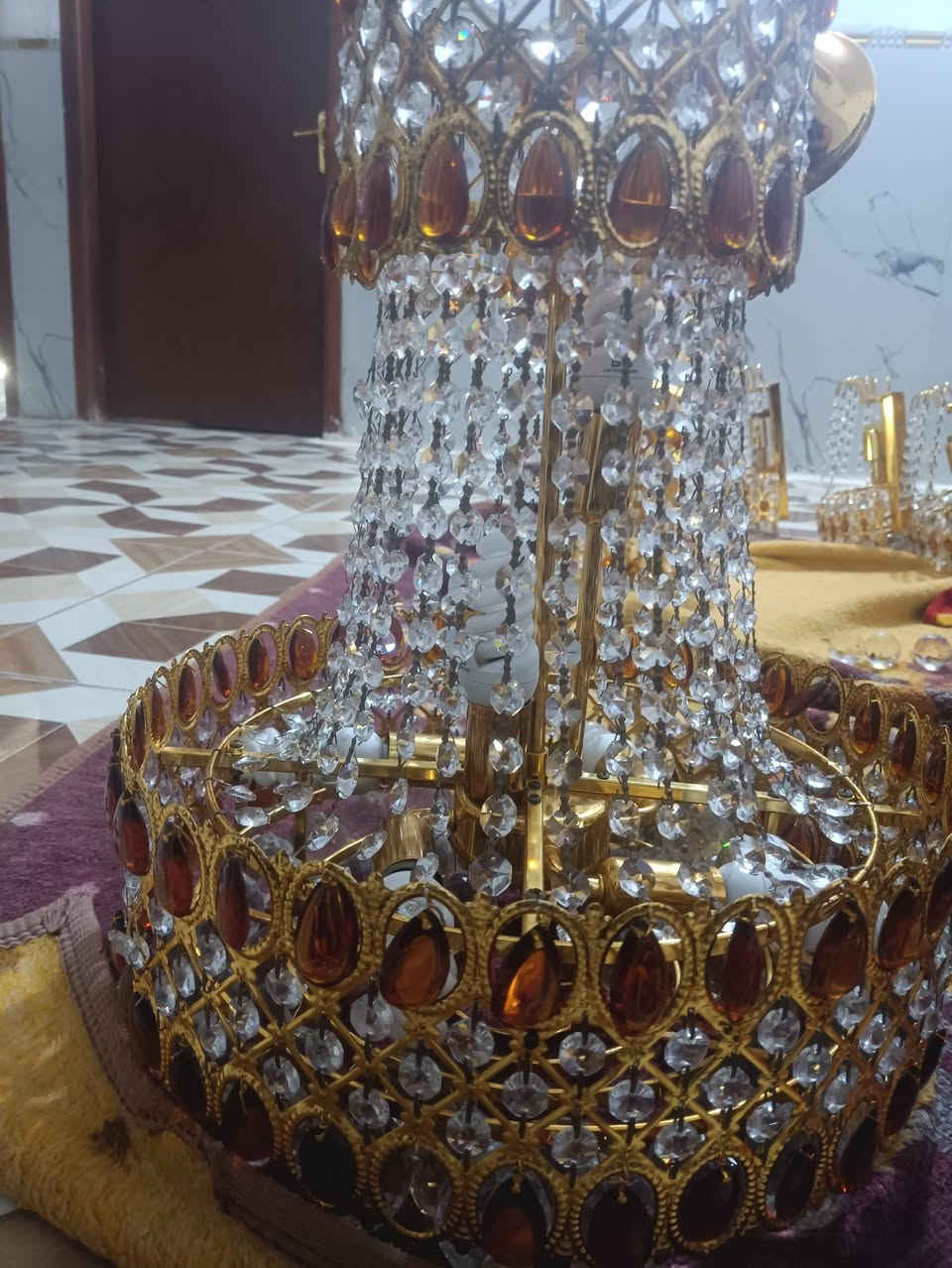 للبيع ثريه حجم كبير وبراكيتات جدار كريستال بابل ابو غرق ***********
