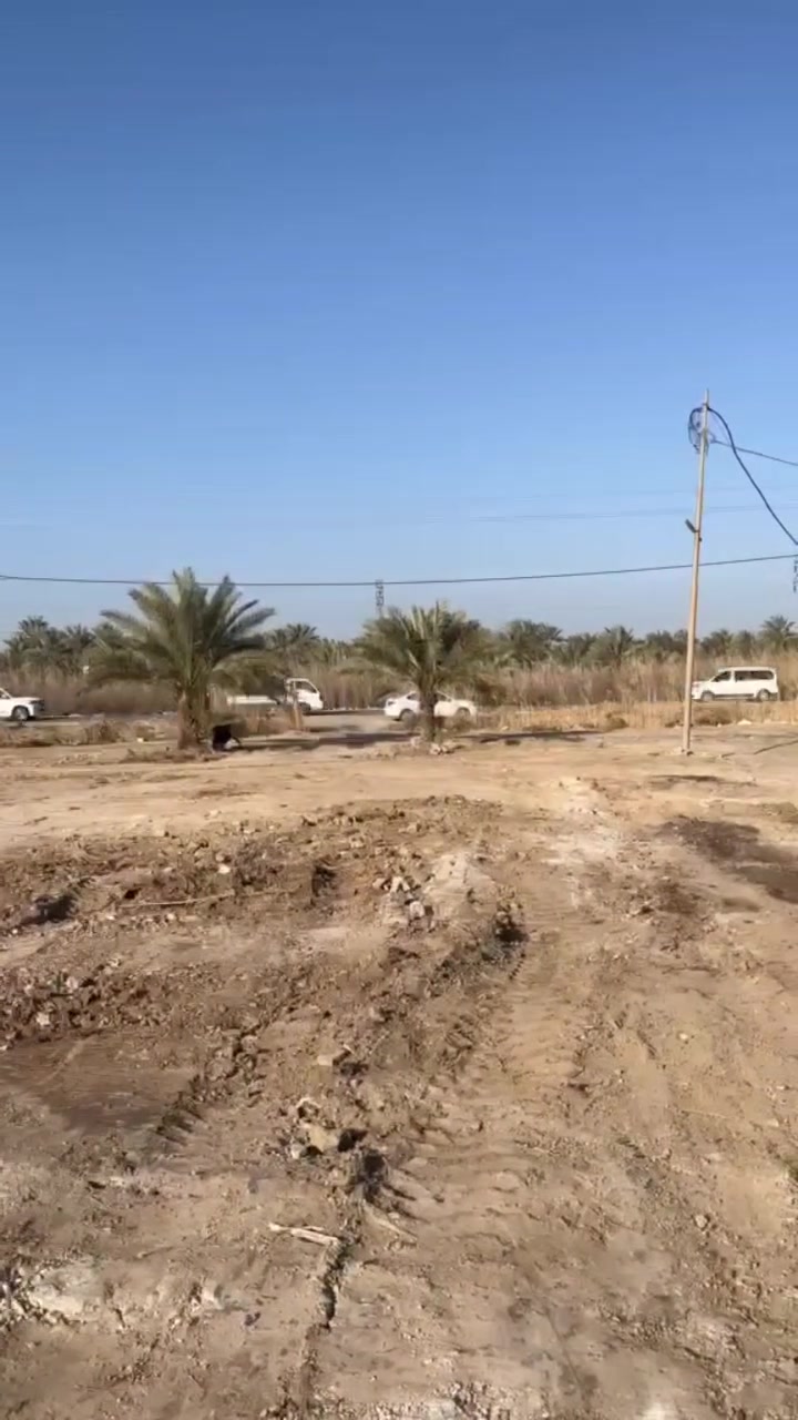 السلام عليكم للبيع دونم ونص على شارع المطار الصويرة واجهه 42 ونزال 100 كاملة كهرباء وماء للاستفسار ***********
