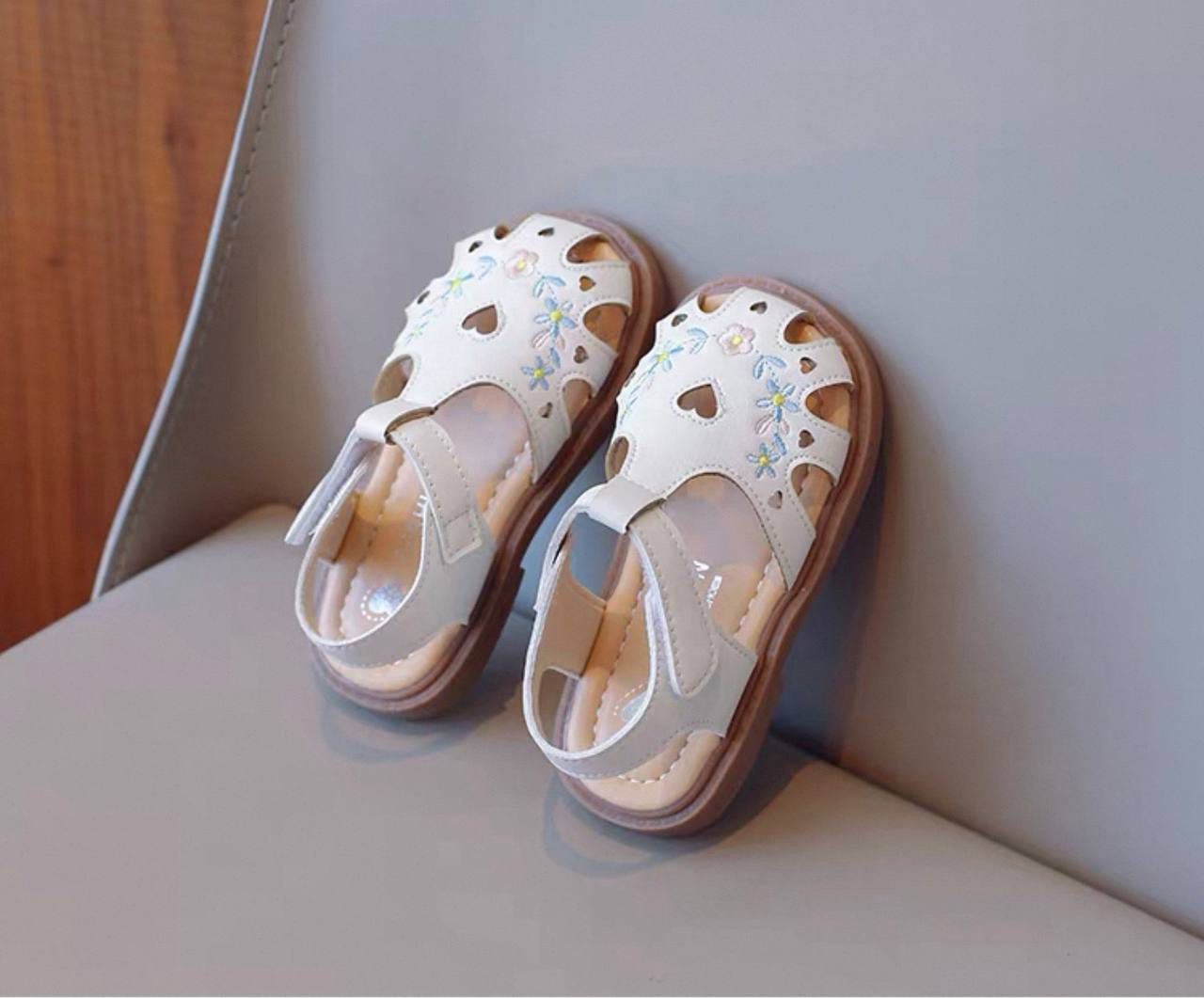 يلا خلوها مفاجأة من خالتها الحلوة 💝👑
منشني لخالتها بالكومنت وخليها تتكفل بهدية أميرة البيت ✨🎀

صندل بناتي ناعم بتفاصيل قلوب وورود يجنن 💖🌸
خفيف ومريح للمشاوير والمناسبات

🔹 القياسات من 21 إلى 30
🔹 متوفر حالياً باللون الظاهر بالصورة

📍 سنتر علي هادي للأحذية
كوت – شارع ألف عافية – مجمع جنائن واسط
📦 توصيل لكل المحافظات

#أحذية_أطفال #أحذية_بناتي #كوت #جنائن_واسط #أميرة_العائل


**إذا كنت صاحب هذا الإعلان وتريد حذفه لأي سبب، رجاءا أرسل رسالة إلى الدعم الفني**