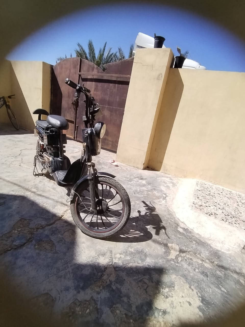 دراجه شاحن فول مو الصفات فقط مستخدمه شهرين بيهة عيب واحد العقل عطلان العقل سعره سبعت الاف والسعر 260 او بيهة مجال راقم الهاتف ***********
