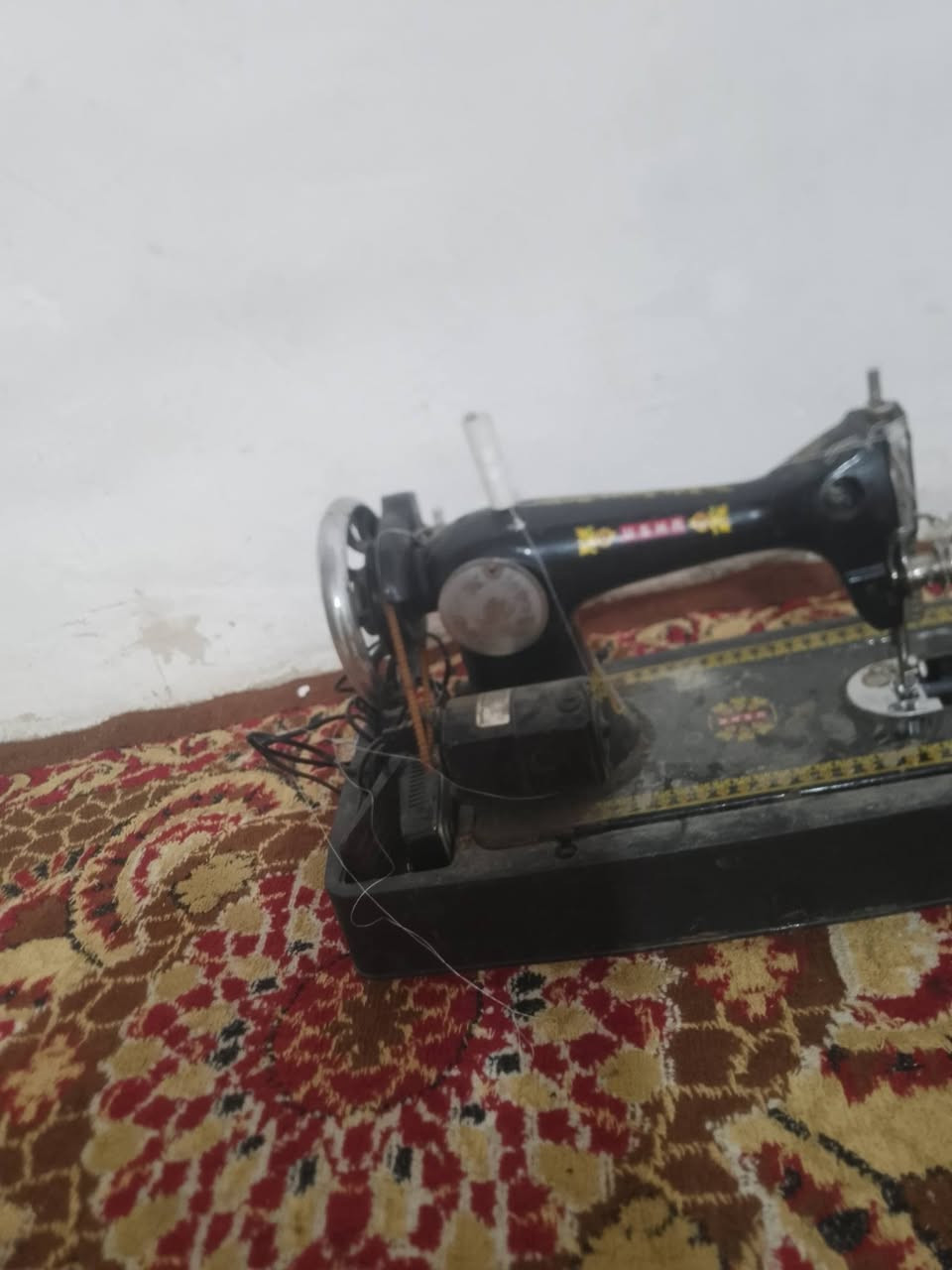 مكينة خياطه للبيع كلش نضيفه من القديمات باب أول سعرها 50 وبيها مجال ***********
