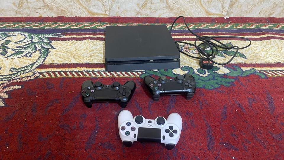 اسلام عليكم ابلي 4 اسلم500 گيگه  البلي الله شاهد مامفتوح ابلي نضيف اي شي ماناقصه ما داخل صيانه  الملحقات كامله بي 4 جوستكات  اتلاثه اصليه وحده تجاريه بي قرصين فيفا 2020 وحرب اون لاين المكان البصره حي الاصدقاء ***********
