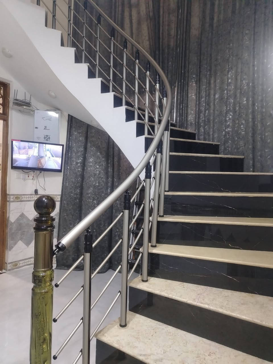 بيت للبيع 200م حي النهضه الثالثه خلف جامع شاكر هندس مباشرتا طابقين غرفتين وصاله ومطبخ واستقبال الطابق الثاني ٤ غرف نوم وصاله وصحيات الطابق الثالث صاله وبيتونه البناء طابوك السكف مسلح بيت جديد مطلوب مبادره ٥٥ مليون الشهر٢٨٥ للاستفسار الاتصال على الرقم *********** او مراجعه مكتب على الفتلاوي للعقار حي العسكري قرب جامع زين العابدين
