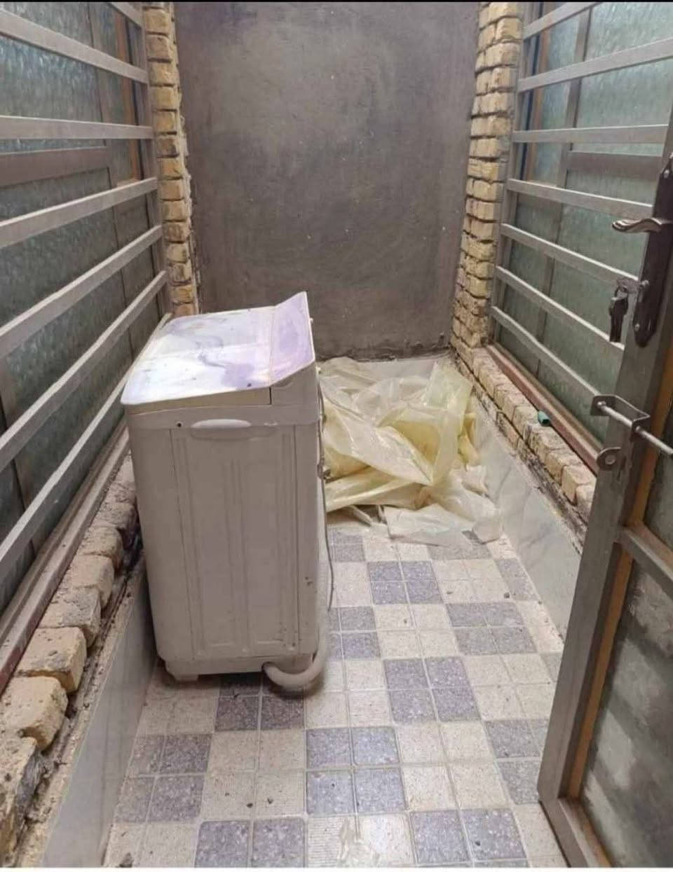 علق بكلمة ( تم ) على المنشور بالصفحة الرئيسية لكي يصلك السعر
لتصلك المزيد من العروض يرجى متابعة الصفحة
👆👆👆

للبيع دار  في الكوت الجديدة
 مساحة 250 متر
الواجهة 10م × 25 مم
بناء حديث سنة 2023
طابق واحد  :
يتكون من غرفتين نوم وهول ومطبخ واستقبال وصحيات وحديقة وكراج

📍📍  للاستفسار اكثر يرجى الاتصال على ارقام المكتب
            او التواصل عالخاص
         ☎️   ***********
         ☎️   *********** 

🌍  عنوان المكتب // كوت الخاجية شارع 40
       مقابل العزاوي للاجهزة الكهربائية
       مجاور صبحي ابو الفلافل 

📍📍 نستقبل كافة عروض البيع والشراء للدور والاراضي السكنية.
