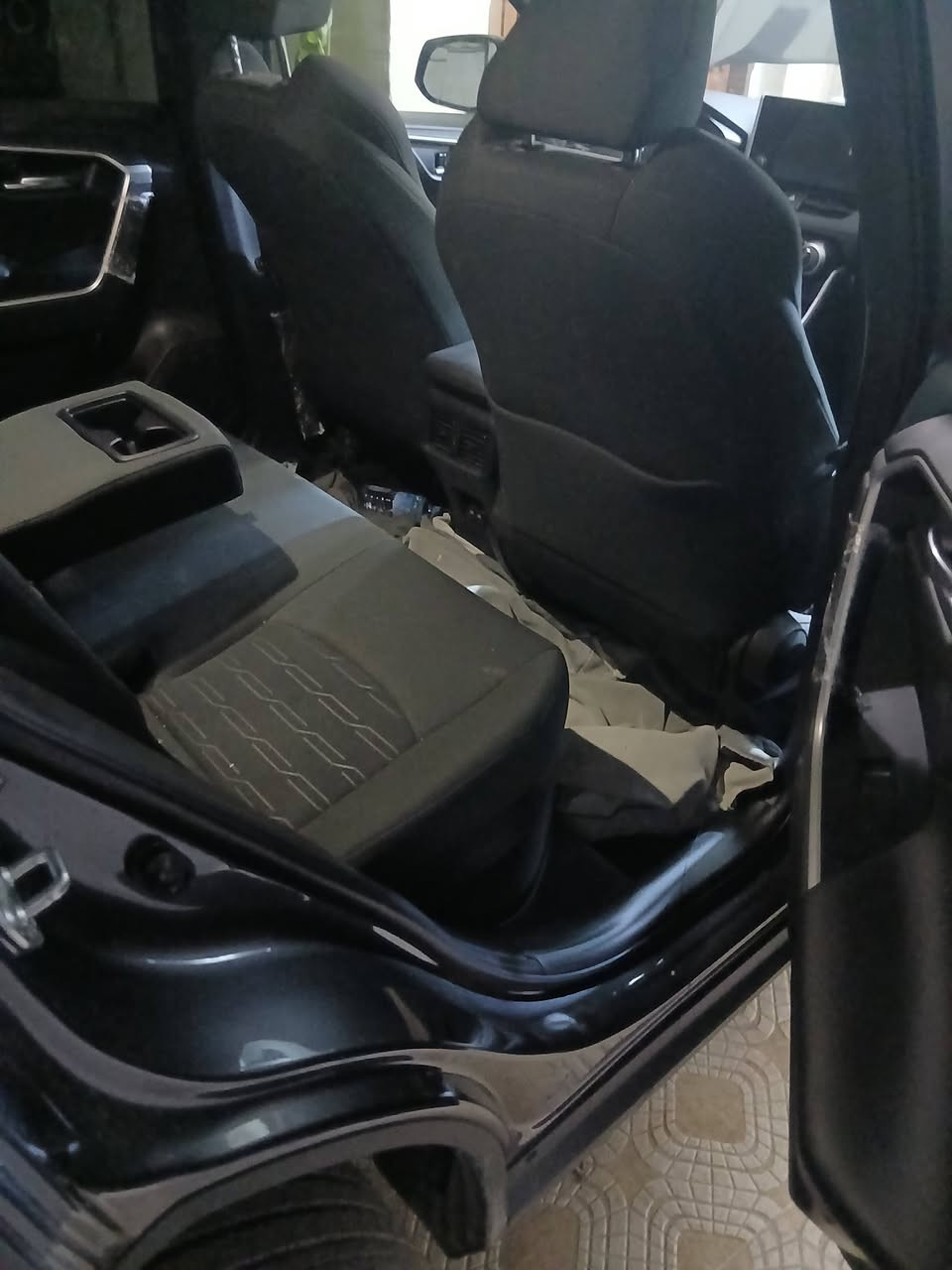 السلام عليكم اخواني الكرام تيوتا راف فور هايبرد للبيع موديل 2024 السيارة ضررها باب السائق وطخة صغيرة الباب خلف السائق تم تصليحها على كدها كما واضح في صور المنشور السيارة كل قطعها على وضع الشركةفقط باب السائق تم استبدالها  اخوان السيارة جديدة بمعنى الكلمة اخوان بيها صبغ اشوية بين البابين جهت اليمين جاء بيها من امريكا اثر شخط تبين بعد الفحص لا ضرر ولا شي كما معلوم الامريكان شخط ايرشون اكلير جزء قليل أسفل البابتين جهت اليمين اخوان لمعرفة معلومات أكثر يرجى الإتصال على أرقام الهاتف *********** ونكون بخدمتكم مكان السيارة ديالى بعقوبة.
