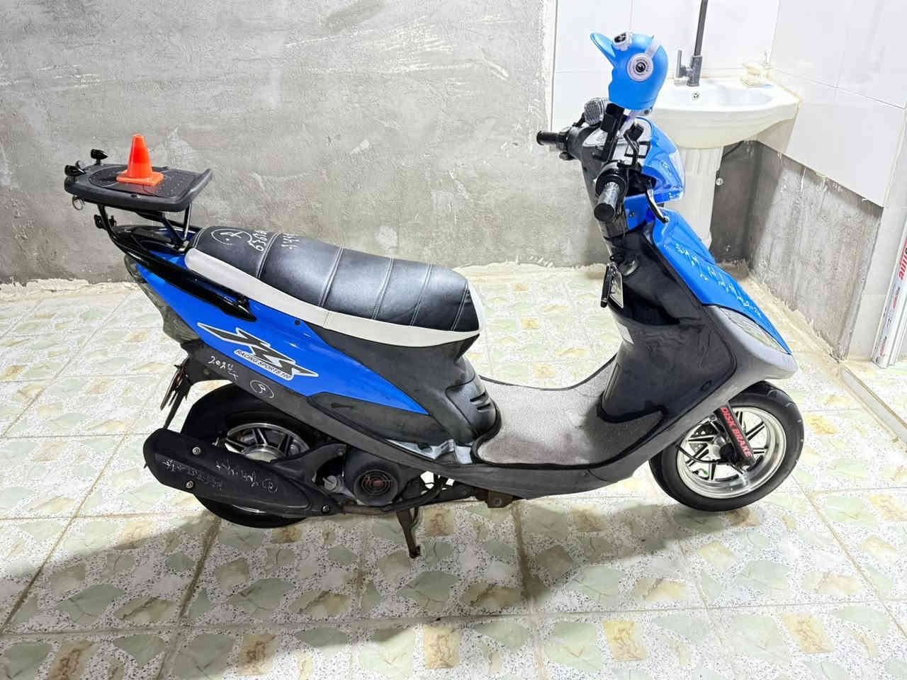 السلام عليكم 
مكلف بالنشر ……

دراجة صارله شهرين نازله من رمبه
كله بلاد برغي ما مفتوح بيه لا مكينه ولا غيره
تجي وتشوف بعينك دراجه انضف من نضيف

مكلف بالنشر اتصال على صاحب الدراجة سعر وباقي تفاصيل
الرقم ***********
