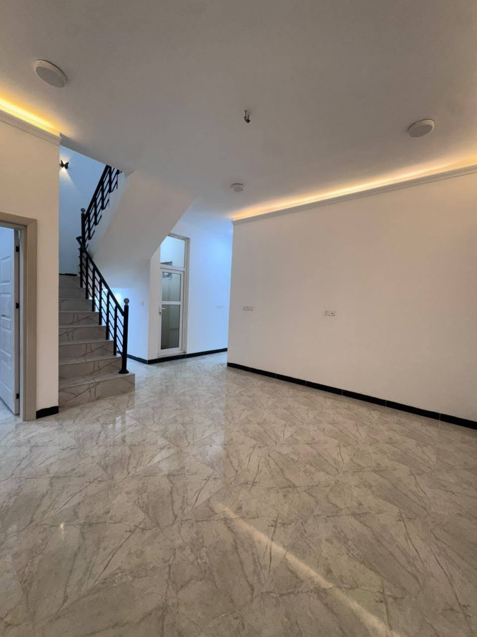 للبيع دار مساحة 150 متر 7.5x20
🏡 دار حديثة للبيع – جاهزة للسكن
✅ البيت جديد بالكامل وغير مسكون سابقاً
📍 الموقع: التصنيع قرب الدفاع المدني
▪️ واجهة الدار لبخ مع تطعيمات فلين 
▪️ جوانب الدار معزولة بالكامل بمادة الفلانكوت
▪️ السطح معزول شتايكر مع فلين 
▪️ 4 غرف نوم واسعة ومريحة
▪️ 4 مرافق صحية بتشطيب متكامل
📞 للاستفسار: 
*********** 
***********

