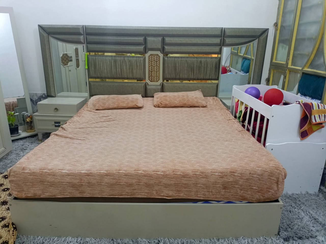 غرفت خشب تركيه نضيفه جدا اخو الجديد السعر 800 وبيه مجال عنواني بلد حي الزهراء قرب اسواق الورد للاتصال ***********
