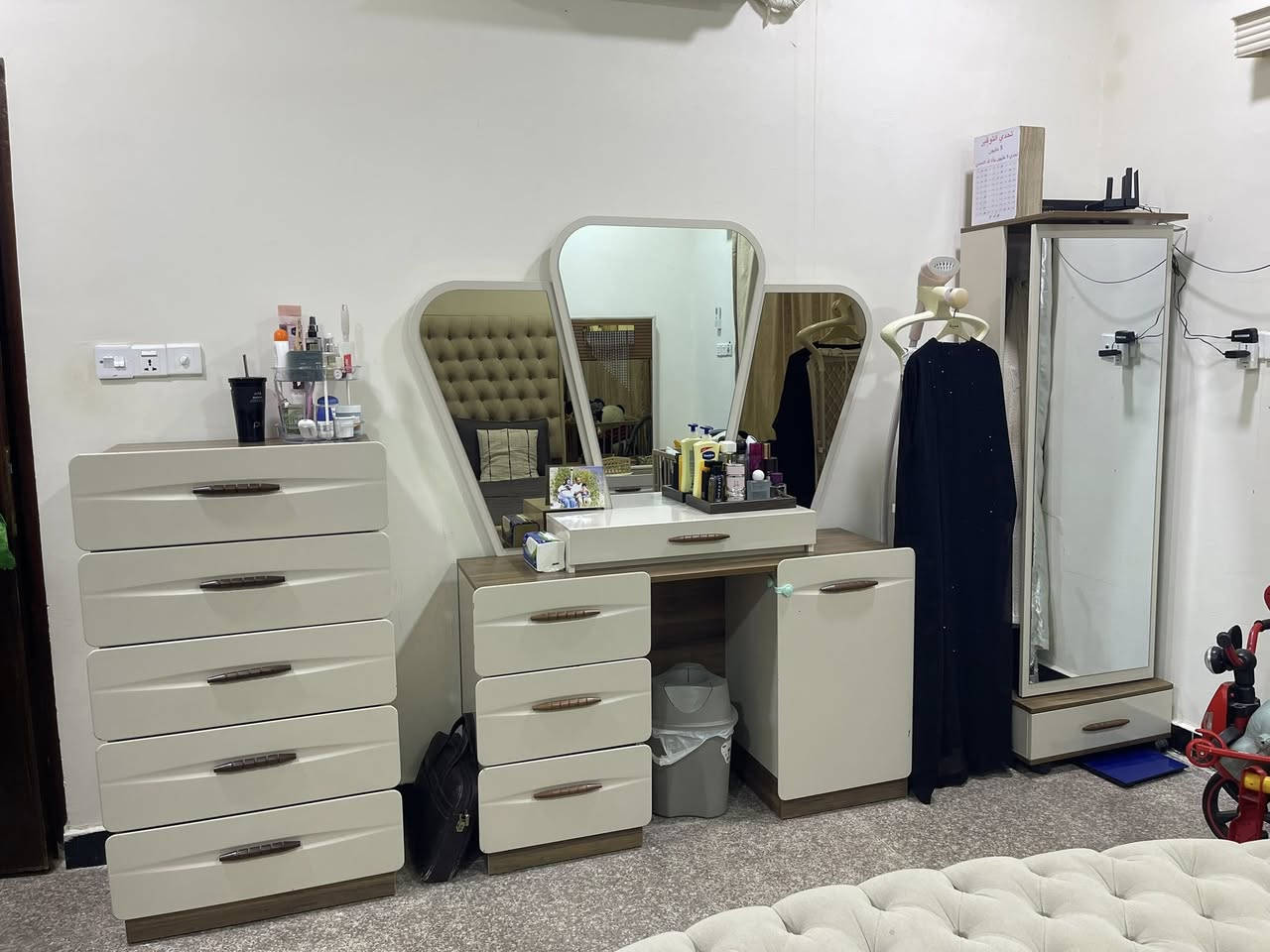 غرفة منام حديثة ٩ قطعه 
نظيفه جداً 
1,500,000 
البصره***********
