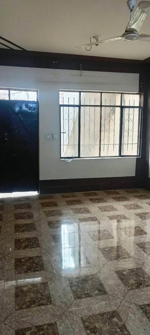 بيت ارضي للأيجار حي سومر تقاطع الاول قرب مجمع مدارس الاقصى ولبنان وسومر قريب على الاسواق مساحه  (٢٠٠) متر  يتكون من (٣) غرف وهول ومطبخ وصحيات ومناور عدد٢ ومخزن وحديقه وكراج بناء حديث بورسلين سيراميك  اتصال +واتس+ خاص ماسنجر+***********
