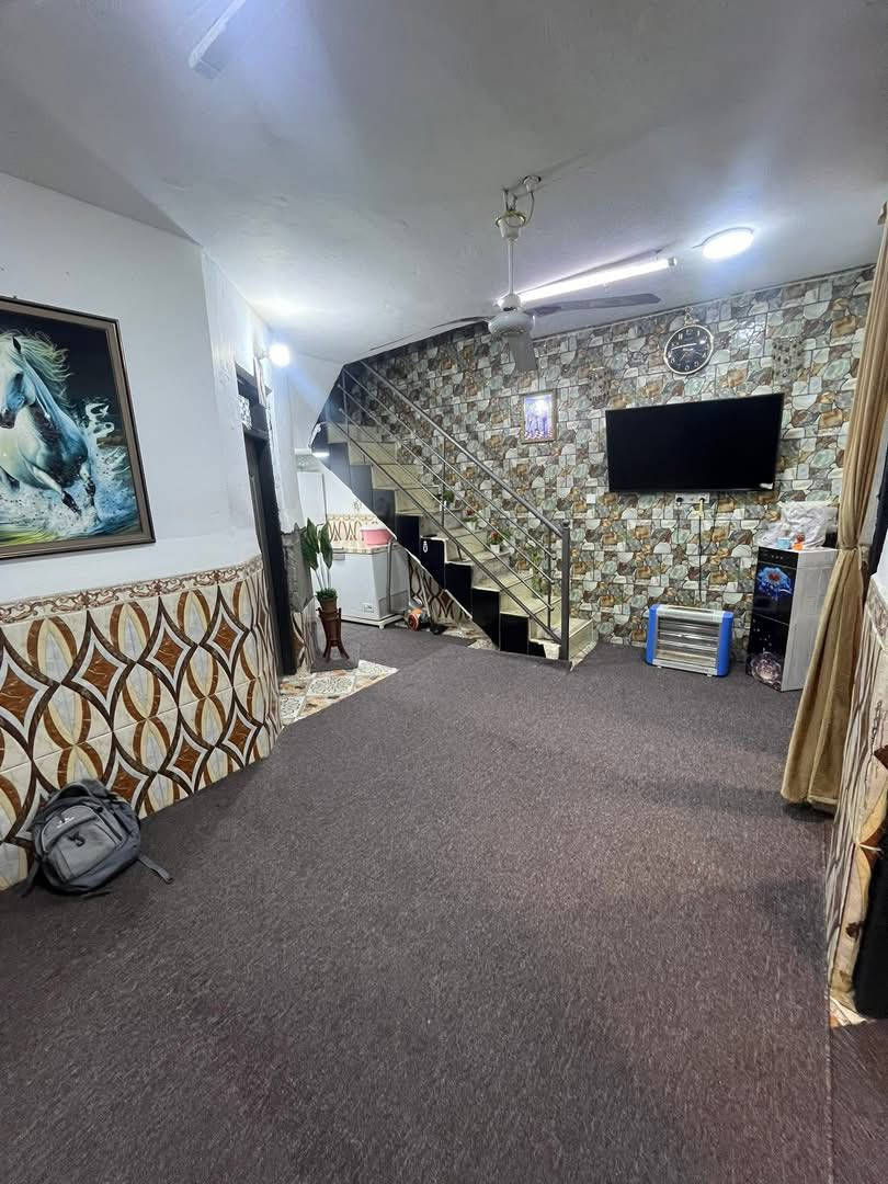 السلام عليكم
بيت للبيع حي المنتظر طابقين 

يحتوي على ثلاث غرف 

وصالة وستقبال ومطبخ 

وصحيات ثلاث 

١٠٠م مربع 

كامل من كلشي 

ملاحظة 

البيت معة هدية كاونتر وتخم كامل 

للستفسار 

***********

/

***********
