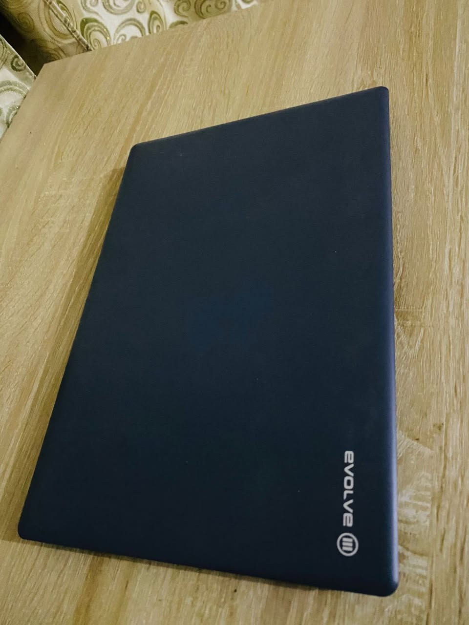 السلام عليكم،
أعرض لكم لابتوب اقتصادي وعملي من شركة Evolve III، الجهاز حرفياً "شبه زيرو"، استخدمته استخدام قليل جداً جداً وما زال بنظافة بلاده بدون أي خدش. اللابتوب خفيف الوزن وممتاز جداً للطلاب، الأطفال، والأعمال المكتبية اليومية.

📌 المواصفات الأساسية:
 * 🔸 الموديل: Evolve III Maestro
 * 🔸 المعالج: Intel Celeron (ممتاز وموفر للطاقة للمهام اليومية)
 * 🔸 الرام (الذاكرة العشوائية): 4 كيكا بايت
 * 🔸 الذاكرة (التخزين): 64 كيكا بايت (مناسبة للنظام والبرامج الأساسية)
 * 🔸 الشاشة: 11.6 بوصة (حجم مدمج، مثالي للتنقل ومريح للعين)
 * 🔸 نظام التشغيل: Windows (جاهز للاستخدام المباشر)

✨ لمن هذا الجهاز؟
✔️ مثالي للدراسة أونلاين، والبحوث المدرسية والجامعية.
✔️ ممتاز لبرامج الأوفيس (وورد، إكسل، بوربوينت).
✔️ تصفح الإنترنت، مشاهدة يوتيوب، والأعمال البسيطة.
✔️ وزنه خفيف جداً، تگدر تخليه بالجنطة وتاخذه لأي مكان بسهولة.
💡 حالة الجهاز: نظافة 100%، بطارية ممتازة جداً تدوم طويلاً، ويأتي مع الشاحن الخاص به. (الصور المرفقة توضح نظافة الجهاز).
📍 المكان: سامراء (أو اكتب منطقتك بالتحديد)

💵 السعر: 120 ألف دينار وبي مجال .
📞 للتواصل: يرجى مراسلتي على الخاص على الواتساب أو الاتصال على الرقم: (***********)
