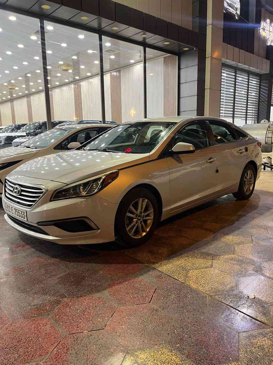 سوناتا موديل 2016 وارد أمريكي. نظيفة جدا 
الضرر بسيط جدا في الجاملغ الخلفي فقط.محرك كير وصدر مكفول.تخم تاير جديد جواها السعر 140,
مكان السياره الرمادي اي استفسار الاتصال ***********
