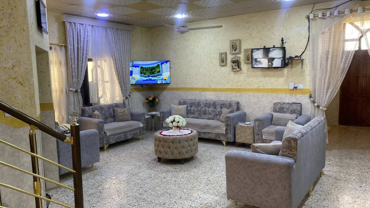 عنوان بيت ركن تجاوز  بيه معامله طابووووؤووو ب بالمعموره مساحه ٤٥٠ متر متكون من  طابقين  كلدور وديوانيه وصاله وغرفتين نوم وصحيات ومطبخ حار وبارد كبير ومنور واسع وممر داير بيت وطابق ثاني متكون من غرفه كبيره ومخزن وسطح 
وبي طرمه كبيره وصحيات خارجيه وكراج سياره وحديقه كبيره ومزروعه البيت نضيف كله كاشي وقاط ثاني سيراميك يرهم مراوس او بيع وسعر (٩٠) وبي مجال 
 رقم***********
