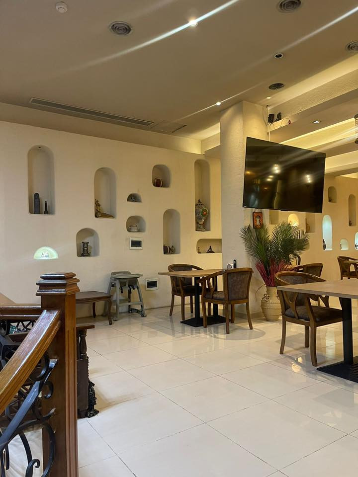 مطعم معروض للبيع للاستفسار الاتصال ع الرقم ***********
