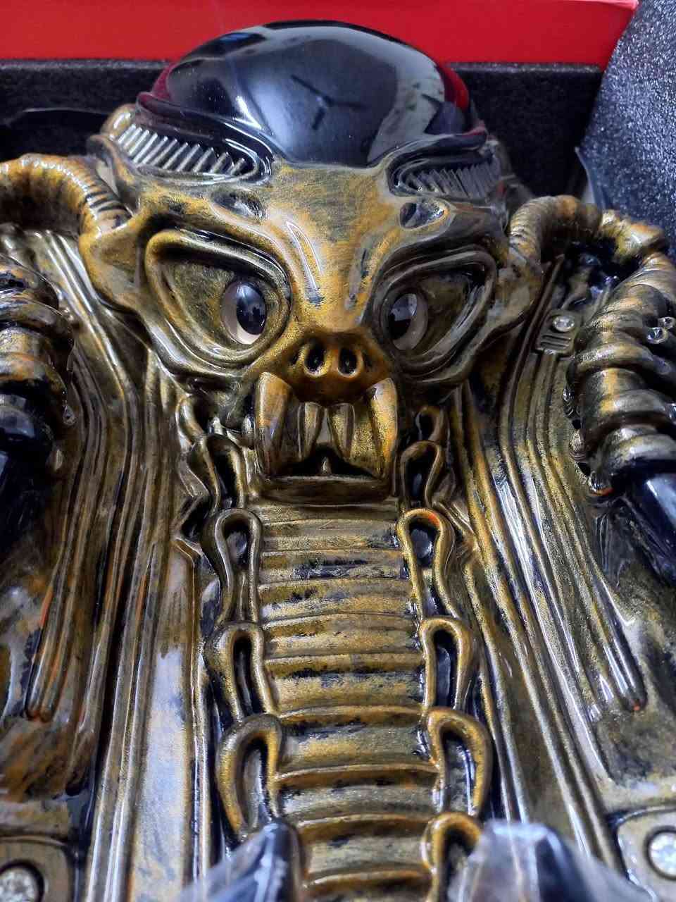 حقيبة ظهر مستوحاة من كائن الزينومورف (Xenomorph) من سلسلة أفلام Alien. 
تتميز بتصميم ثلاثي الأبعاد (3D) يجسد رأس الكائن وتفاصيله المعقدة ثلاثية الابعاد والمنحوتة يدويا
• الجزء المنحوت الأمامي، الظاهر في الصورة، مصنوع من مادة البولي يوريثين (Polyurethane) المقاومة للماء.
الجزء الخلفي: الجزء الخلفي من الحقيبة مصنوع من الجلد الصناعي (synthetic faux leather) المقاوم للماء.
التصميم: مستوحى من أعمال الفنان H.R. Giger.


**إذا كنت صاحب هذا الإعلان وتريد حذفه لأي سبب، رجاءا أرسل رسالة إلى الدعم الفني**