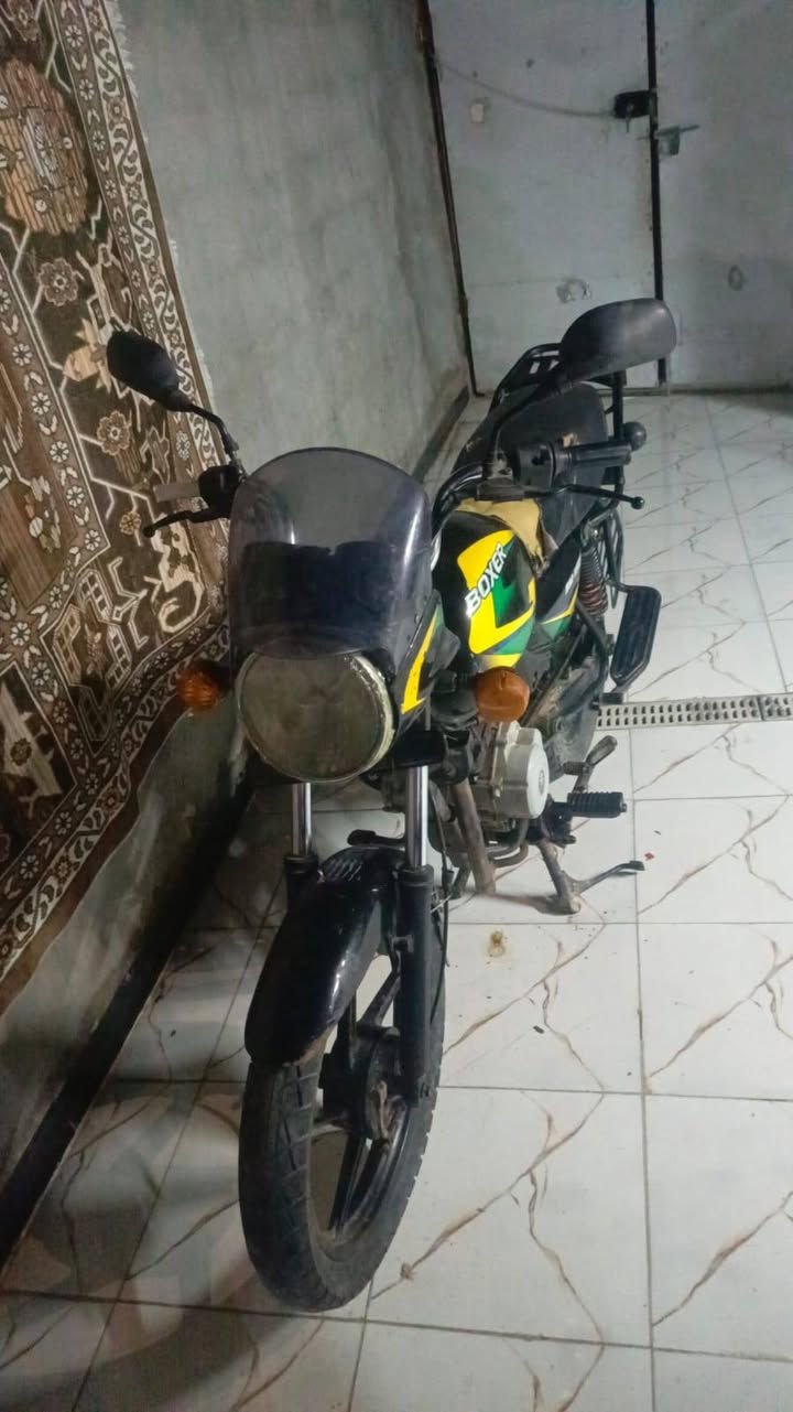 السلام عليكم بوكسر موديل 21 دراجه شغاله بس ابيع كوم حديد سعر 400 وبيه مجال مكان بغداد 
(***********)
