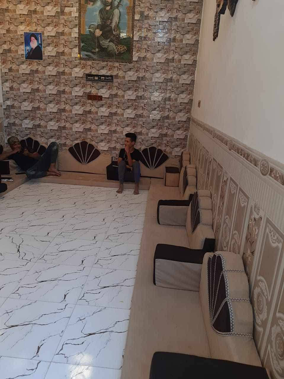 بيت للبيع طابو صرف طابقين🏫
            مساحة 140
مقابيل المجمع السكني عبد الحسن ملاغي🏢🏢
جوه غرف النوم صاله إستقبال
مطبخ  مع مجمع صحيات ومنور
فوك غرفتين نوم صاله مطبخ 
مجمع صحيات خارجيه 
كراج سياره وجه البيت سيراميك
المكان حي سيده زينب 
السعر 170وبي مجال 💵
***********المندوب العقاري حيدر 📞
