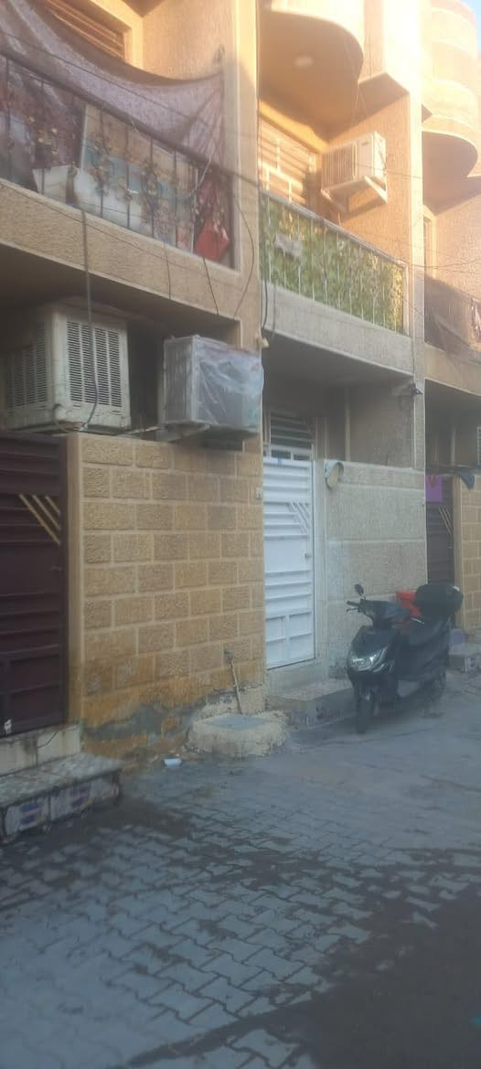 بيت للبيع مساحه ٥٠ متر مسلح جديد بناء ٢٠٢٢ يحتوي على طرمه وصاله وحولي مطبخ وخدمات ومنور وغرفة نوم وفوك غرفة نوم وحولي وسطح سعره ١١٠ مليون حاليا مرهون لعائله ب ٣٥ مليون وينطون ايجار ١٥٠ بالشهر يعني تنطي بس ٧٥ مليون ويصير بأسمك وتجيك ١٥٠ ألف ايجار شهريا وإذا عندك ١١٠ تستلمه جاهز موقعه حلو الحريه مقابل مستشفى الدولعي الزرگه قريب ع الشارع للأتصال. ***********
