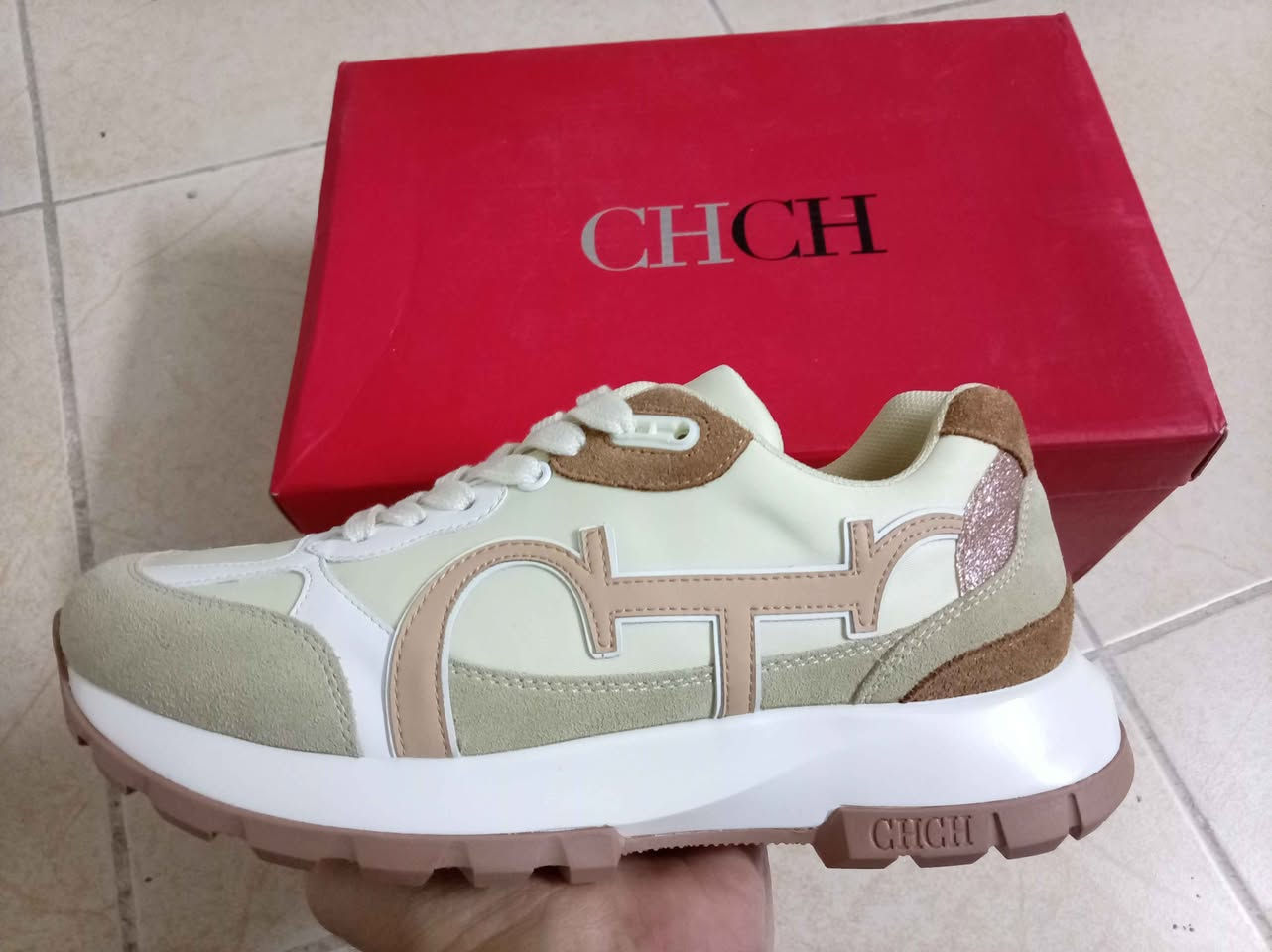 حذاء الرياضي من العلامة التجارية CHCH (المستوحى من نمط وتصاميم كارولينا هيريرا الشهيرة)، ويأتي باللون المشمشي/العاجي (Apricot/Ivory) مع تفاصيل من الجلد والشمواه بألوان متناسقة.أبرز مواصفات الحذاء الموضحة في الصورة:التصميم الخارجي: مزيج عصري يجمع بين أجزاء من جلد البقر والشمواه بلون كاكاو فاتح وبيج.شعار الماركة: يظهر حرفي CH بشكل متداخل وبارز على جانب الحذاء، بالإضافة إلى نقش نفس الشعار مكررًا بالكامل على النعل السفلي للحذاء.النعل والأربطة: نعل مطاطي سميك ومريح باللون البني الفاتح لتوفير ثبات ومقاومة للانزلاق، مع أربطة إضافية مرفقة داخل العبوة. أربيل, العراق


**إذا كنت صاحب هذا الإعلان وتريد حذفه لأي سبب، رجاءا أرسل رسالة إلى الدعم الفني**
