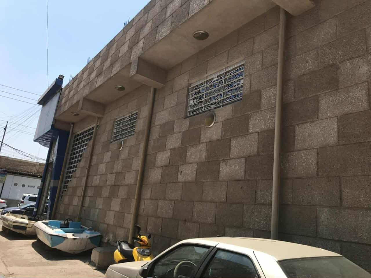 سلام عليكم/بنايه تجاريه ملك طابو صرف على شارع العام بدايه الرحمانيه تبعد عن نهر دجله 3دقائق يعني خلف البنايه الفاصل فقط الشارع العام كورنتيش مقهى البيروتي مساحه 300متر واجهه 13 نزال 25متر طابق الثاني فقط سقف يمكن إنشاء 4شقق حسب الخارطه حاليا معرض يمكن تقطيع سعر المتر 3وربع بي بي مجال اتصل وتدلل ***********-----***********
