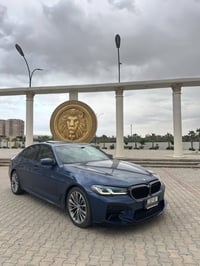 Bmw 530i 2022 محدث ام فايف  فوول مواصفات ٧٠٠ اعلي فئه ١/١  كشنات تدفئه...
