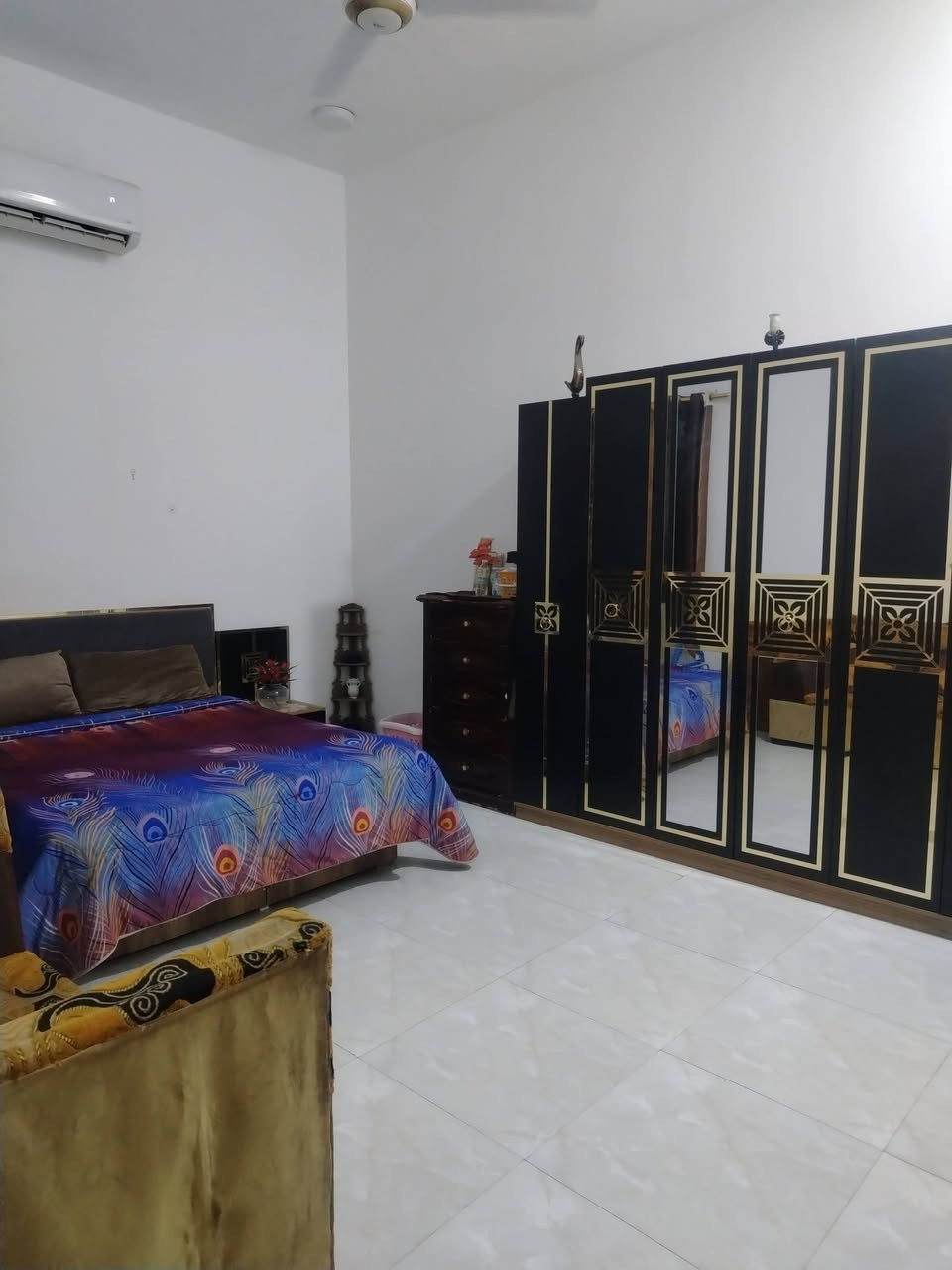 دار للبيع ركن  زراعي شموع حديث البناء فول كونكريت طابوك بنا درجه اولئ قرب شارع 30
مساحه البيت 197متر 

البيت تعال وسكن نقص مابيه  شارع 10 متر 

يحتوي علئ غرفتين صاله هول استقبال مطبخ صحيات داخلي خارجي ساحه حديقه الفوك صاله صحيات

 السعر 130 اوبيه مجال بسيط إستفسار *********** اكرم الاسدي للعقار
