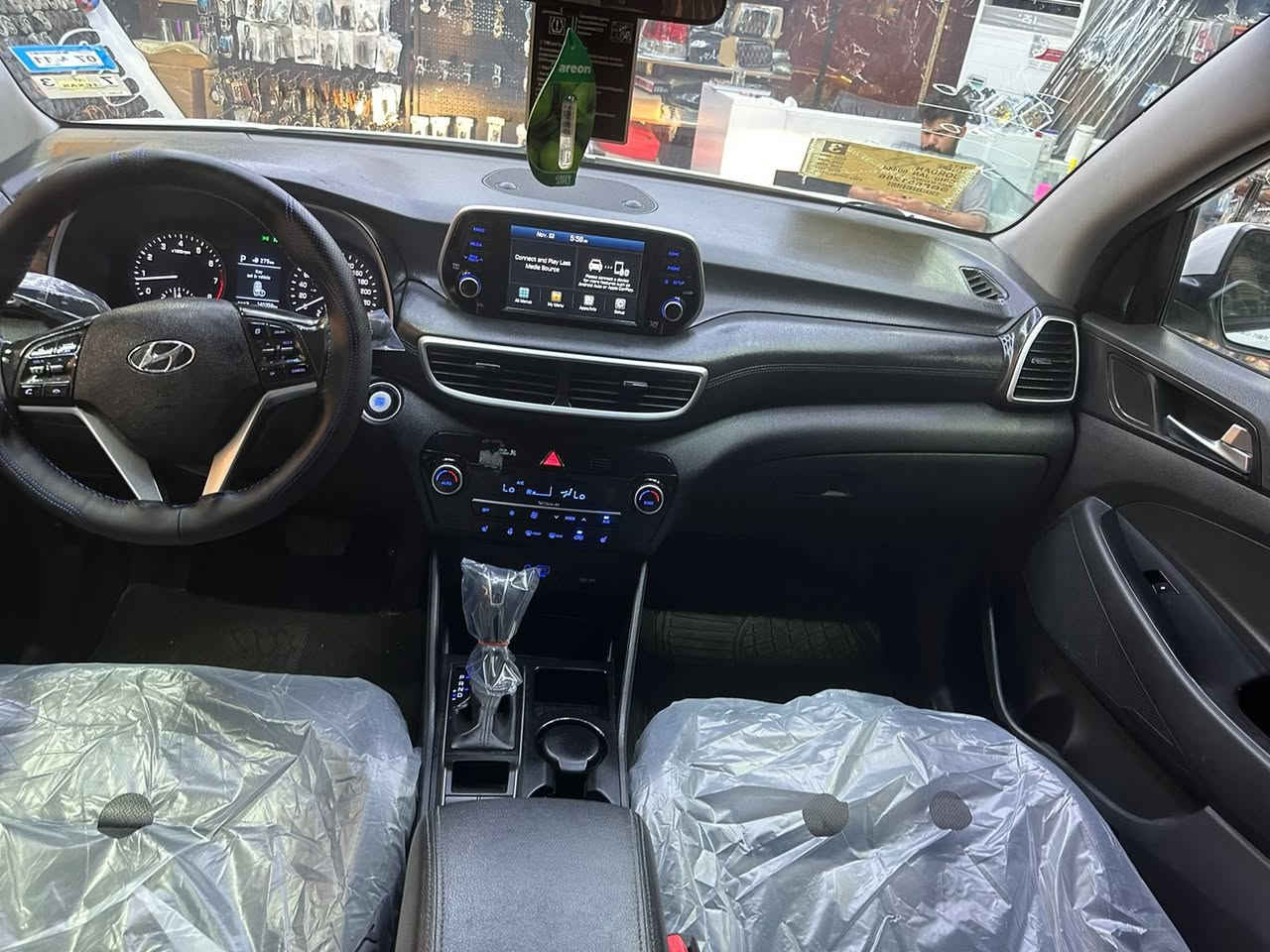 توكسان 2018 حادثة بابين صبغ  سياره فول عده البانورما 
محرك 2400 تبريد على سويج 
كير مكينة حداديه على الشرط 
السياره مناقصة اي شي. فقط شغل وطلع. 
السعر.  كلشش بلاش 110 وبية مجال. 
سياره بسم شركة اربيل. والشركة مطلوبة ضرايب ومسوين وكاله بسم اخوي. وحاليا اي وكالة ميسون وشارده الشركة. 
واكفلة عن اشارة حجز وسرقة وعشاير وكاله بسم اخوي موجوده 
وعدي عائدية بيه من مرور النجف وفحص براد الي 
العنوان النجف الاستفستار ***********
