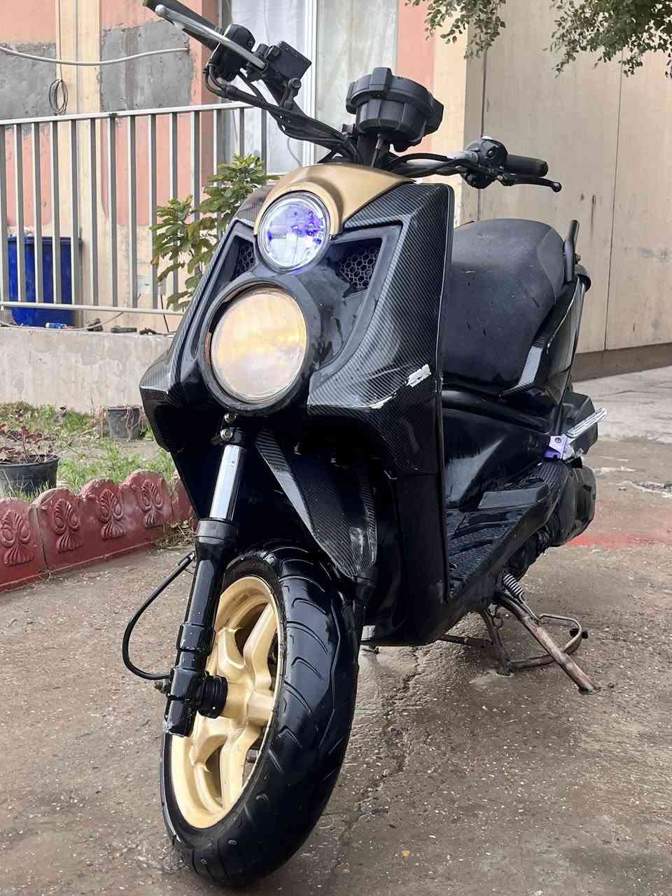 سكنس جبلي نوزل الدراجة خير من الله كفاله مكينه
دراجه رمبه منفيس مالته موجود بس بي تلف 
بيه سبايدر كوسو ودبلات خلفيه رياضيه وستيرن رياضي اصليات مكينة ناعمه وخير من الله شلعه ومعدل دشبول شغال ما عده الكيلومتر بانزين كله محسن ودهن يورال وامزويل مكينه بعده بيضه من جوه كفرات مغلفه من اخذته كهربائيات كامله ما بيه نقص بس بريك خلفي لو سيم لو بنزات ما اعرف سعره 850 وبيه مجال بسيط كلش 
مكاني بياع بغداد 
***********
