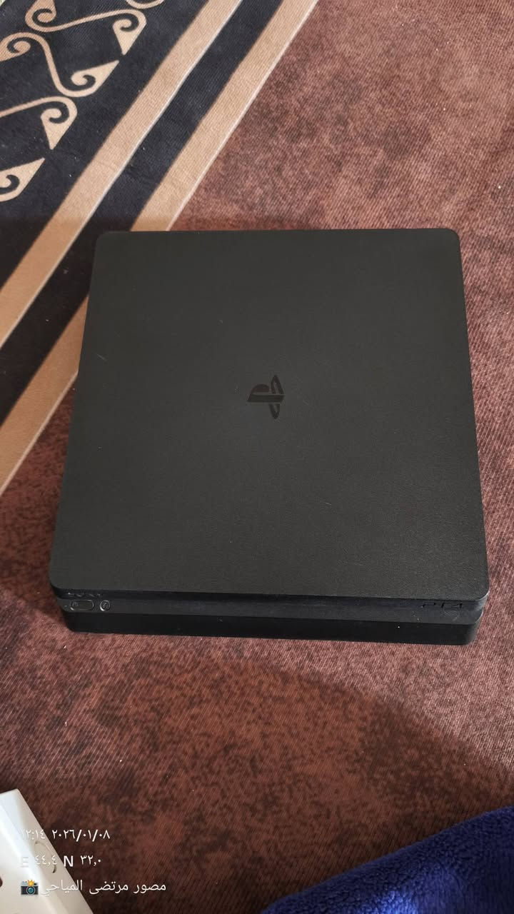 السلام عليكم بلاي 4 مهكر البلاي بقدامكم نظيف ما مفتوح بلاي بيه العاب اكثر من 10 لعباتن البلاي مهكر سليم بيدتين غراضه كامله شرط ما مفتوح ما مصلح يوميات وياي يجي السعر 285 وبمجال*********** هذا الرقم بوساب بيكم خير تدللون
