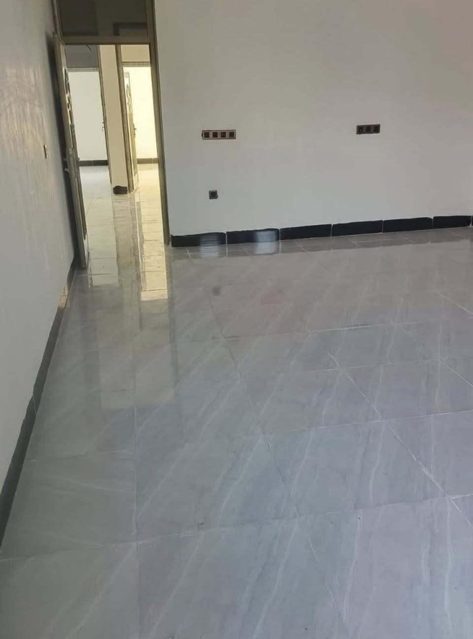 طابق ثاني للايجار جزء اول تحرير حولي ايجاره ٢٥٠ قابل للتفاوض للاستفسار. على رقم ***********
