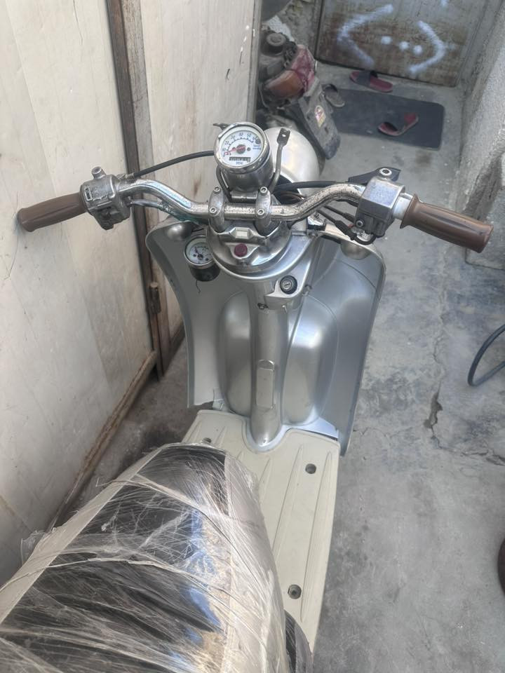 سلام عيكم دراجه عبد الحليم للبيع مكينه شلعه ومعدل شرط اذا ما اشك التبليط موجوعه سلف هندر اشاير هورن لايت بك لايت كهربائيات كلها شغال الدراجه بيها ويل كب خلفي  سعر ١٧٠ وبيها مجال بسيط بغداد السيديه تقاطع درويش ***********
