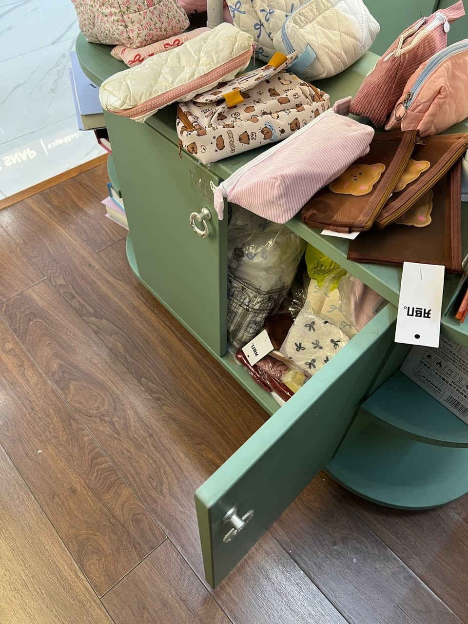 فاترينات للبيع  عرض مع ميز وسطي وميز كاشير

فاترينات طولية عدد  ( الارتفاع 2 متر ، عرض 1 متر، العمق 30 سنتيمتر)

فاترينات اكسسوارات عدد 2 الارتفاع 2 متر ، عرض 1 متر، العمق 30 سنتيمتر)

ميز كاشير ( 130 سم ، والعمق 40سم) 

ميز وسطي ( متر ، العرض 40 سم )

التواصل على الرقم : ***********
