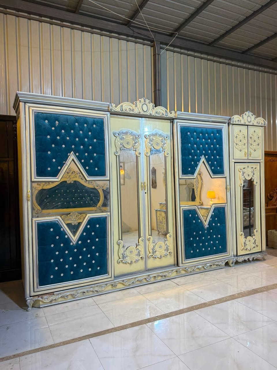 غرفه سلايت موديل حدثي صبغ حراري
السعر ٩٥٠ بيهة مجال ***********🌼🌼
شد نقل داخل بغداد مجاني  محافظات بكروة 
نضافه ٩٠ 
غرفه ضخمه 
ضهره جروجبه براغي
