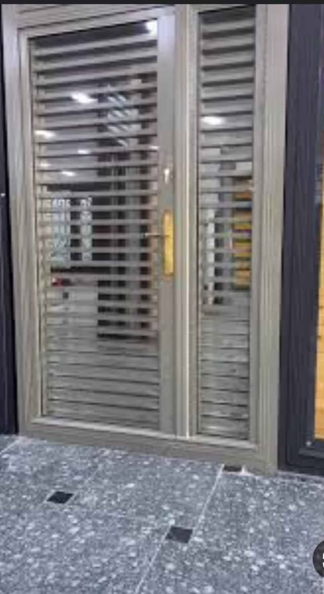 حداده ابو طه لعمل كرفانات والمصاعد والأبواب والشبابيك كما موضح بصور شغل درجه اولى اي استفسار مراسلته
 على هذا الرقم /*********** بغداد, العراق
