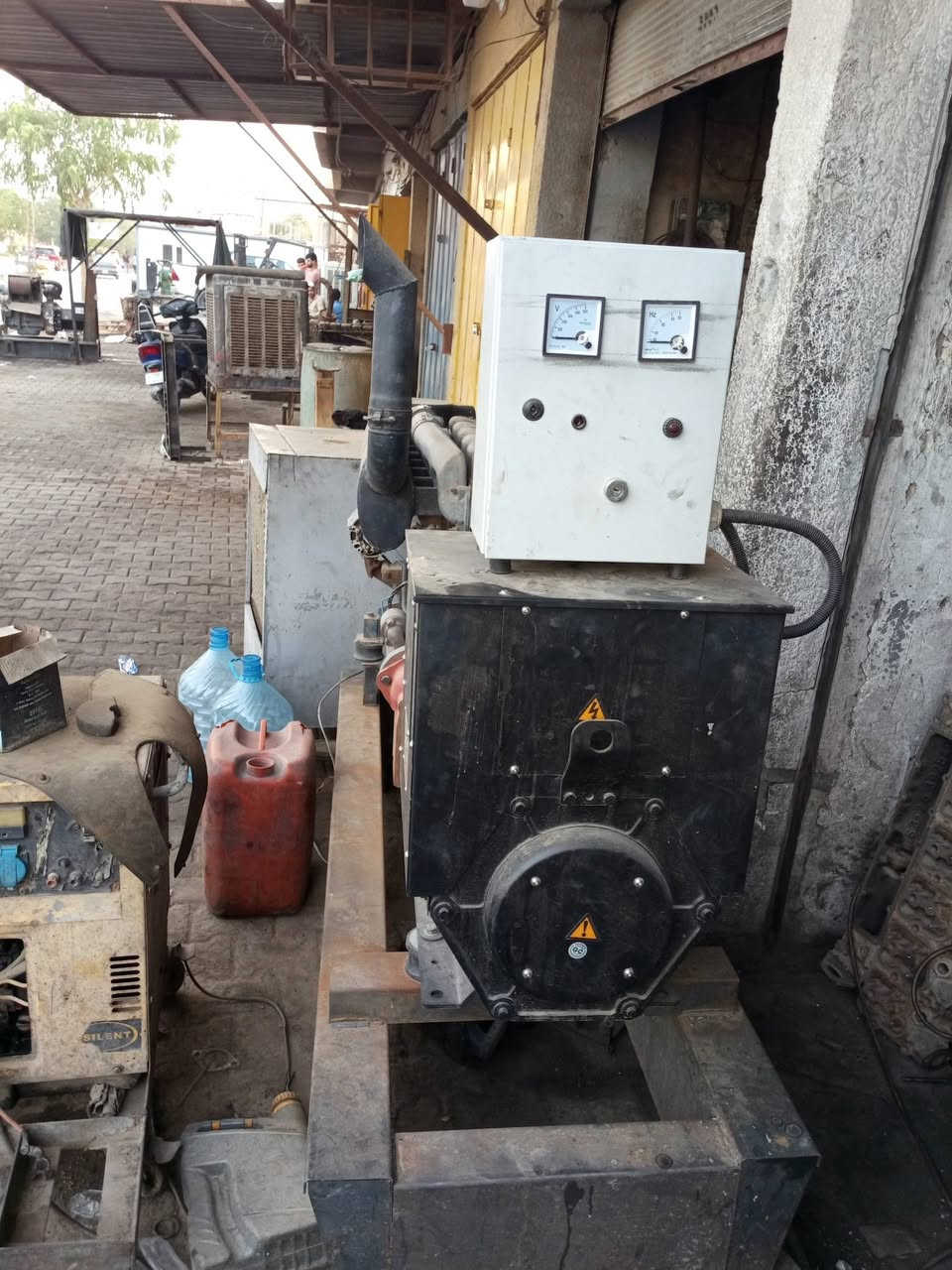 السلام عليكم عندي هذا المولد دويس 6 سلندر 50 كي في للبيع وهذا رقمي للتواصل ***********
